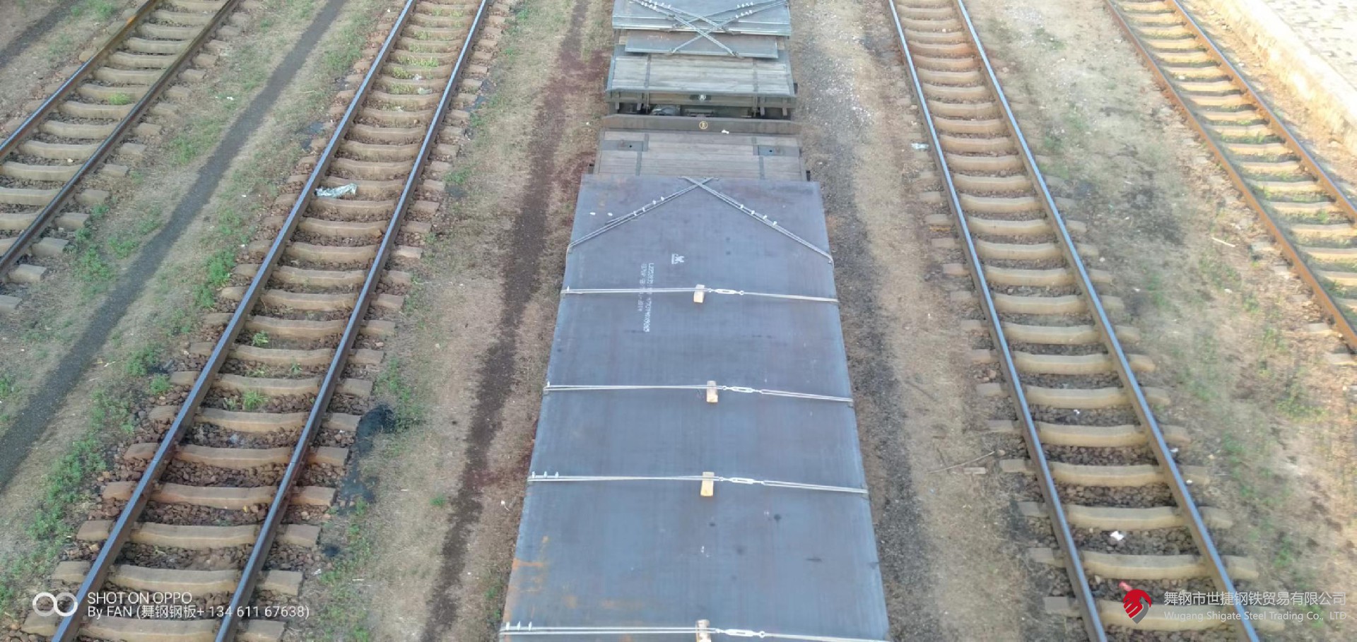 微信圖片_20220810094805.jpg  一、鋼板（包括帶鋼）的分類：   1、按厚度分類：（1）薄板（2）中板（3）厚板（4）特厚板   2、按生產(chǎn)方法分類：（1）熱軋鋼板（2）冷軋鋼板   3、按表面特征分類:（1）鍍鋅板（熱鍍鋅板、電鍍鋅板）（2）鍍錫板（3）復(fù)合鋼板 （4）彩色涂層鋼板    4、按用途分類:（1）橋梁鋼板（2）鍋爐鋼板（3）造船鋼板（4）裝甲鋼板（5）汽車鋼板（6） 屋面鋼板（7）結(jié)構(gòu)鋼板（8）電工鋼板（硅鋼片）（9）彈簧鋼板（10）其他    二、普通及機(jī)械結(jié)構(gòu)用鋼板中常見的日本牌號(hào)   1、日本鋼材(JIS系列)的牌號(hào)中普通結(jié)構(gòu)鋼主要由三部分組成第一部分表示材質(zhì)，如： S （Steel）表示鋼， F（Ferrum）表示鐵；第二部分表示不同的形狀、種類、用途，如P(Plate) 表示板， T（Tube）表示管,K(Kogu)表示工具；第三部分表示特征數(shù)字，一般為最低抗拉強(qiáng)度。 如： SS400——第一個(gè)S表示鋼(Steel)，第二個(gè)S表示“結(jié)構(gòu)”（Structure），400為下限抗拉 強(qiáng)度400MPa，整體表示抗拉強(qiáng)度為400MPa的普通結(jié)構(gòu)鋼。   2、SPHC——首位S為鋼Steel的縮寫，P為板Plate的縮寫，H為熱 Heat的縮寫， C為商業(yè) Commercial的縮寫，整體表示一般用熱軋鋼板及鋼帶。   3、SPHD——表示沖壓用熱軋鋼板及鋼帶。   4、SPHE——表示深沖用熱軋鋼板及鋼帶。   5、SPCC——表示一般用冷軋?zhí)妓劁摫“寮颁搸В喈?dāng)于中國(guó)Q195-215A牌號(hào)。其中第三個(gè)字母C為冷 Cold的縮寫。需保證抗拉試驗(yàn)時(shí)，在牌號(hào)末尾加T為SPCCT。   6、SPCD——表示沖壓用冷軋?zhí)妓劁摫“寮颁搸?，相?dāng)于中國(guó)08AL（13237）優(yōu)質(zhì)碳素結(jié)構(gòu)鋼。   7、SPCE——表示深沖用冷軋?zhí)妓劁摫“寮颁搸В喈?dāng)于中國(guó)08AL（5213）深沖鋼。需保證非時(shí)效性時(shí)，在牌號(hào)末尾加N為SPCEN。 冷軋?zhí)妓劁摫“寮颁搸д{(diào)質(zhì)代號(hào)：退火狀態(tài)為A，標(biāo)準(zhǔn)調(diào)質(zhì)為 S，1/8硬為8，1/4硬為4，1/2硬為2，硬為1。 表面加工代號(hào)：無光澤精軋為D，光亮精軋為B。   如SPCC-SD表示標(biāo)準(zhǔn)調(diào)質(zhì)、無光澤精軋的一般用冷軋?zhí)妓乇“?。再如SPCCT-SB表示標(biāo)準(zhǔn)調(diào)質(zhì)、光亮加工，要求保證機(jī)械性能的冷軋?zhí)妓乇“濉?  8、JIS機(jī)械結(jié)構(gòu)用鋼牌號(hào)表示方法為：  S+含碳量+字母代號(hào)（C、CK），其中含碳量用中間值×100表示，字母C：表示碳 K：表示滲碳用鋼。如碳結(jié)卷板S20C其含碳量為0.18-0.23%。    三、我國(guó)及日本硅鋼片牌號(hào)表示方法    1、中國(guó)牌號(hào)表示方法：  （1）冷軋無取向硅鋼帶（片）   表示方法：DW+鐵損值（在頻率為50HZ，波形為正弦的磁感峰值為1.5T的單位重量鐵損值。）的100倍+厚度值的100倍。 如DW470-50 表示鐵損值為4.7w/kg，厚度為0.5mm的冷軋無取向硅鋼， 現(xiàn)新型號(hào)表示為50W470。  （2）冷軋取向硅鋼帶（片）    表示方法：DQ+鐵損值（在頻率為50HZ，波形為正弦的磁感峰值為1.7T的單位重量鐵損值。）的100倍+厚度值的100倍。有時(shí)鐵損值后加G表示高磁感。 如DQ133-30表示鐵損值為1.33，厚度為 0.3mm的冷軋取向硅鋼帶（片），現(xiàn)新型號(hào)表示為30Q133。  （3）熱軋硅鋼板       熱軋硅鋼板用DR表示，按硅含量的多少分成低硅鋼（含硅量≤2.8%）、高硅鋼（含硅量＞ 2.8%）。 表示方法：DR+鐵損值（用50HZ反復(fù)磁化和按正弦形變化的磁感應(yīng)強(qiáng)度最大值為1.5T時(shí)的單位重量鐵損值）的100倍+厚度值的100倍。如DR510-50表示鐵損值為5.1，厚度為0.5mm的熱軋硅鋼板。家用電器用熱軋硅鋼薄板的牌號(hào)用JDR+鐵損值+厚度值來表示，如JDR540-50。   2、日本牌號(hào)表示方法：   （1）冷軋無取向硅鋼帶由公稱厚度（擴(kuò)大100倍的值）+代號(hào)A+鐵損保證值（將頻率50HZ，最大磁通密度為1.5T時(shí)的鐵損值擴(kuò)大100倍后的值）。 如50A470表示厚度為0.5mm，鐵損保證值為≤ 4.7的冷軋無取向硅鋼帶。   （2）冷軋取向硅鋼帶由公稱厚度（擴(kuò)大100倍的值）+代號(hào)G：表示普通材料，P：表示高取向性 材料+鐵損保證值（將頻率50HZ，最大磁通密度為1.7T時(shí)的鐵損值擴(kuò)大100倍后的值）。如30G130 表示厚度為0.3mm，鐵損保證值為≤1.3的冷軋取向硅鋼帶。     四、電鍍錫板和熱鍍鋅板：   1、電鍍錫板     電鍍錫薄鋼板和鋼帶，也稱馬口鐵，這種鋼板（帶）表面鍍了錫，有很好的耐蝕性，且無毒，可用作罐頭的包裝材料，電纜內(nèi)外護(hù)皮，儀表電訊零件，電筒等小五金    五、沸騰鋼板與鎮(zhèn)靜鋼板   1、沸騰鋼板是由普通碳素結(jié)構(gòu)鋼沸騰鋼熱軋成的鋼板。沸騰鋼是一種脫氧不完全的鋼，只用一定量的弱脫氧劑對(duì)鋼液脫氧，鋼液含氧量較高，當(dāng)鋼水注入鋼錠模后，碳氧反應(yīng)產(chǎn)生大量氣體，造成鋼液沸騰，沸騰鋼由此而得名。沸騰鋼含碳量低，由于不用硅鐵脫氧，鋼中含硅量也低（Si<0.07%）。沸騰鋼的外層是在沸騰所造成的鋼液劇烈攪動(dòng)的條件下結(jié)晶成的，故表層純凈、致密，表面質(zhì)量好，  有很好的塑性和沖壓性能，沒有大的集中縮孔，切頭少，成材率高，  而且沸騰鋼生產(chǎn)工藝簡(jiǎn)單，鐵合金消耗少，鋼材成本低。沸騰鋼板大量用于制造各種沖壓件， 建筑及工程結(jié)構(gòu)及一些不太重要的機(jī)器結(jié)構(gòu)零部件。但沸騰鋼心部雜質(zhì)較多，偏析較嚴(yán)重，  組織不致密，力學(xué)性能不均勻。同時(shí)由于鋼中氣體含量較多，故韌性低，冷脆和時(shí)效敏感性較大，  焊接性能也較差。故沸騰鋼板不適于制造承受沖擊載荷、在低溫條件下工作的焊接結(jié)構(gòu)及其他重要結(jié)構(gòu)。    2、鎮(zhèn)靜鋼板是由普通碳素結(jié)構(gòu)鋼鎮(zhèn)靜鋼熱軋制成的鋼板。鎮(zhèn)靜鋼是脫氧完全的鋼，鋼液在澆注前用錳鐵、硅鐵和鋁等進(jìn)行充分脫氧，鋼液含氧量低（一般為0.002-0.003%），鋼液在鋼錠模中較平靜，不產(chǎn)生沸騰現(xiàn)象，鎮(zhèn)靜鋼由此得名。在正常操作條件下，鎮(zhèn)靜鋼中沒有氣泡，組織均勻致密；由于含氧量低，鋼中氧化物夾雜較少，純凈度較高，冷脆和時(shí)效傾向?。煌瑫r(shí)，鎮(zhèn)靜鋼偏析較小，性能比較均勻，質(zhì)量較高。鎮(zhèn)靜鋼的缺點(diǎn)是有集中縮孔，成材率低，價(jià)格較高。因此， 鎮(zhèn)靜鋼材主要用于低溫下承受沖擊的構(gòu)件焊接結(jié)構(gòu)及其他要求強(qiáng)度較高的構(gòu)件。低合金鋼板都是鎮(zhèn)靜鋼和半鎮(zhèn)靜鋼鋼板。由于強(qiáng)度較高，性能優(yōu)越，能節(jié)約大量鋼材，減輕結(jié)構(gòu)重量，其應(yīng)用已越來越廣泛。     六、優(yōu)質(zhì)碳素結(jié)構(gòu)鋼板  優(yōu)質(zhì)碳素結(jié)構(gòu)鋼是含碳小于0.8%的碳素鋼，這種鋼中所含的硫、磷及非金屬夾雜物比碳素結(jié)構(gòu)鋼少，機(jī)械性能較為優(yōu)良。優(yōu)質(zhì)碳素結(jié)構(gòu)鋼按含碳量不同可分為三類：低碳鋼（C≤0.25%）、中碳鋼（C為0.25-0.6%）和高碳鋼（C＞0.6%）。 優(yōu)質(zhì)碳素結(jié)構(gòu)鋼按含錳量不同分為正常含錳量（含錳0.25%-0.8%）和較高含錳量（含錳0.70%-1.20%）兩組，后者具有較好的力學(xué)性能和加工性能。  1、優(yōu)質(zhì)碳素結(jié)構(gòu)鋼熱軋薄鋼板和鋼   優(yōu)質(zhì)碳素結(jié)構(gòu)鋼熱軋薄鋼板和鋼帶用于汽車、航空工業(yè)及其他部門。其鋼的牌號(hào)為沸騰鋼：08F、10F、15F；鎮(zhèn)靜鋼：08、08AL、10、15、20、25、30、35、40、45、50。25及25以下為低碳鋼板30及30以上為中碳鋼板。   2、優(yōu)質(zhì)碳素結(jié)構(gòu)鋼熱軋厚鋼板和寬鋼帶 優(yōu)質(zhì)碳素結(jié)構(gòu)鋼熱軋厚鋼板和寬鋼帶用于各種機(jī)械結(jié)構(gòu)件。其鋼的牌號(hào)為低碳鋼包括：05F、08F、08、10F、10、15F、15、20F、20、25、20Mn、25Mn等；中碳鋼包括：30、35、40、45、50、55、60、30Mn、40Mn、50Mn、60Mn等；高碳鋼包括：65、70、65Mn等。      七、專用結(jié)構(gòu)鋼板    1、壓力容器用鋼板：用大寫R在牌號(hào)尾表示，其牌號(hào)可用屈服點(diǎn)也可用含碳量或含合金元素表示。如：Q345R，Q345為屈服點(diǎn)。再如： 20R、16MnR、15MnVR、15MnVNR、8MnMoNbR、MnNiMoNbR、15CrMoR等均用含碳量或含合金元素來表示。   2、焊接氣瓶用鋼板：用大寫HP在牌號(hào)尾表示，其牌號(hào)可以用屈服點(diǎn)表示，如：Q295HP、Q345HP； 也可用含合金元素來表示如：16MnREHP。   3、鍋爐用鋼板：用小寫g在牌號(hào)尾表示。 其牌號(hào)可用屈服點(diǎn)表示，如：Q390g；也可用含碳量或含合金元素來表示，如20g、22Mng、15CrMog、16Mng、19Mng、13MnNiCrMoNbg、12Cr1MoVg等。   4、橋梁用鋼板：用小寫q在牌號(hào)尾表示，如Q420q、16Mnq、14MnNbq等。   5、汽車大梁用鋼板：用大寫L在牌號(hào)尾表示，如09MnREL、06TiL、08TiL、10TiL、09SiVL、16MnL、16MnREL等。     八、彩色涂層鋼板    彩色涂層鋼板和鋼帶是以金屬帶材為基底，在其表面涂以各類有機(jī)涂料的產(chǎn)品， 用于建筑、家用電器、鋼制家具、交通工具等領(lǐng)域。   合金結(jié)構(gòu)鋼是在碳素結(jié)構(gòu)基礎(chǔ)上，加入5%以下的一種或幾種元素。鋼中加入合金元素，首先是提高了鋼的淬透性，保證鋼經(jīng)過熱處理后獲得良好的綜合機(jī)械性能，具有高的強(qiáng)度和足夠的韌性。    九、鋼的分類   1、根據(jù)熱處理工藝的不同大體分為：   （1）調(diào)質(zhì)結(jié)構(gòu)鋼：許多重要零件如軸類、連桿、重要螺栓等，多是在承受很大的交變應(yīng)力和沖擊負(fù)荷等多種復(fù)合應(yīng)力下工作，因此要求有較高的強(qiáng)度和韌性的綜合機(jī)械性能。為了達(dá)到上述要求，鋼件必須經(jīng)過淬火及高溫回火處理（即調(diào)質(zhì)處理），淬火處理得馬氏體組織，然后高溫回火得到索氏體組織。調(diào)質(zhì)鋼的含碳量在0.3－0.5%之間，碳量低不易淬硬，回火后得不到所需強(qiáng)度；碳量高則韌性低，在使用中發(fā)生脆性斷裂。   （2）表面硬化鋼：制成的零件通過某種熱片處理可以得到堅(jiān)硬耐磨的表面層和柔韌適當(dāng)?shù)男牟?。如齒輪為了傳遞扭矩，必須有足夠強(qiáng)度，在換擋過程中又承受沖擊負(fù)荷，又要求有韌性，在嚙合過程中，齒輪又承受強(qiáng)烈的磨損而就有耐磨性因此，齒輪應(yīng)具有整體強(qiáng)度高和“表硬內(nèi)韌”的性能。   2、按熱處理工藝，主要有：   （1）受用低碳鋼滲碳淬火：含碳量一般在0.10－0.25%之間，以保證零件心部有良好的韌性。作滲碳用的合結(jié)鋼加入＜2%‘鉻、＜4.5%鎳、2%錳、0.001－0.004%硼，可以提高鋼的淬透性，改善零件心部組織和性能外，還能提高滲碳層的強(qiáng)度和塑性；有時(shí)還加入微量的鈦、釩等元素，起細(xì)化晶粒，防止?jié)B碳時(shí)發(fā)生過熱的影響。   （2）采用滲氮處理：合結(jié)鋼中含有鋁的鋼如38CrMoAL屬滲氮鋼。鋁可和氮化合形成氮化鋁，增加表面硬度和耐磨。   （3）采用碳鋼高頻感應(yīng)加熱表層淬火：合金結(jié)構(gòu)鋼按治金質(zhì)量分為優(yōu)質(zhì)鋼和高級(jí)優(yōu)質(zhì)鋼（鋼號(hào)后加“A”）；用途分為壓力加工（熱壓力加工或冷壓力加工）和切削加工用鋼；按供應(yīng)狀態(tài)分為不熱處理、正火、退火或高溫回火。     十、 碳素鋼的定義及鋼中五元素　  含碳2%以下的鐵碳合金稱為鋼。碳素鋼中的五元素是指化學(xué)成份中的主要組成物，即 C、Si、Mn、S、P（碳、硅、錳、硫、磷）。其次是在煉鋼過程中不可避免地 會(huì)混入氣體，含O、H、N（氧、氫、氮）。此外，用鋁—硅脫氧鎮(zhèn)靜工藝中，必然在鋼水中含有 Al，當(dāng)Als（酸溶鋁）≥0。020%時(shí)， 還有細(xì)化晶粒的作用　    十一、 鋼鐵是怎樣煉成的？　  煉鋼的主要任務(wù)是按所煉鋼種的質(zhì)量要求，調(diào)整鋼中碳和合金元素含量到規(guī)定范圍之內(nèi)，并使P、S、H、O、N等雜質(zhì)的含量降至允 許限量之下。煉鋼過程實(shí)質(zhì)上是一個(gè)氧化過程，爐料中過剩的碳被氧化，燃燒成CO氣體逸出，其它Si、P、Mn 等氧化后進(jìn)入爐渣中。S部份進(jìn)入 煉渣中，部份則生成SO2排出。當(dāng)鋼水成份和溫度達(dá)到工藝要求后，即可出鋼。為了除去鋼中過剩的氧及調(diào)整化學(xué)成份，可以添加脫氧劑和鐵合金或合金元素?！?   十二、 轉(zhuǎn)爐煉鋼簡(jiǎn)介　  從魚雷車運(yùn)來的鐵水經(jīng)過脫硫、擋渣等處理后即可倒入轉(zhuǎn)爐中作為主要爐料，另加10% 以下的廢鋼。然后，向轉(zhuǎn)爐內(nèi)吹氧燃燒，鐵 水中的過量碳被氧化并放出大量熱量，當(dāng)探頭測(cè)得達(dá)到預(yù)定的低碳含量時(shí)，即停止吹氧 并出鋼。一般在鋼包中需進(jìn)行脫氧及調(diào)整成份操作；然后在鋼液表面拋上碳化稻殼防止鋼水被氧化，即可送往連鑄或模鑄工區(qū)。  對(duì)要求高的鋼種可增加底吹氬、RH真空處理、噴粉處理（噴SI—CA粉及變性石灰）可以有效降低鋼中的氣體與夾雜，并有進(jìn)一步降 碳及降硫的作用。在這些爐外精煉措施后還可以最終微調(diào)成份，滿足優(yōu)質(zhì)鋼材的需求。　    十三、 初軋　  模鑄鋼錠采取熱裝、熱送新工藝，進(jìn)入均熱爐加熱，然后通過初軋機(jī)及鋼坯連軋機(jī)軋成板坯、管坯、小方坯等初軋產(chǎn)品，經(jīng)過切頭、 切尾、表面清理，（火焰清理、打磨）高品質(zhì)產(chǎn)品則還需對(duì)初軋坯進(jìn)行扒皮和探傷，檢驗(yàn)合格后入庫。目前初軋廠的產(chǎn)品有初軋板坯、軋制方坯、氧氣瓶用鋼坯、齒輪用圓管坯、鐵路車輛用車軸坯及塑模用鋼等。初軋板坯主要供應(yīng)熱軋廠作為原料；軋制方坯除部份外供，主要送往高速線材軋機(jī)作原料。由于連鑄板坯的先進(jìn)性，初軋板坯的需求量大為削減，因此轉(zhuǎn)向上述其它產(chǎn)品了。  　  十四、 熱連軋　  用連鑄板坯或初軋板坯作原料，經(jīng)步進(jìn)式加熱爐加熱，高壓水除鱗后進(jìn)入粗軋機(jī)，粗軋料經(jīng)切頭、尾、再進(jìn)入精軋機(jī)，實(shí)施計(jì)算機(jī) 控制軋制，終軋后即經(jīng)過層流冷卻（計(jì)算機(jī)控制冷卻速率）和卷取機(jī)卷取、成為直發(fā)卷。直發(fā)卷的頭、尾往往呈舌狀及魚尾狀，厚度、 寬度精度較差，邊部常存在浪形、折邊、塔形等缺陷。其卷重較重、鋼卷內(nèi)徑為760mm。(一般制管行業(yè)喜歡使用。)將直發(fā)卷經(jīng)切頭、 切尾、切邊及多道次的矯直、平整等精整線處理后，再切板或重卷，即成為：熱軋鋼板、平整熱軋鋼卷、縱切帶等產(chǎn)品。熱軋精整卷若經(jīng)酸洗去除氧化皮并涂油后即成熱軋酸洗板卷。該產(chǎn)品有局部替代冷軋板的趨向，價(jià)格適中，深受廣大用戶喜愛。 寶鋼新投資的一條熱軋酸洗線正在緊張建設(shè)中?！?   十五、 冷連軋　  用熱軋鋼卷為原料，經(jīng)酸洗去除氧化皮后進(jìn)行冷連軋，其成品為軋硬卷，由于連續(xù)冷變形引起的冷作硬化使軋硬卷的強(qiáng)度、硬度上升、韌塑指標(biāo)下降，因此沖壓性能將惡化，只能用于簡(jiǎn)單變形的零件。 軋硬卷可作為熱鍍鋅廠的原料，因?yàn)闊徨冧\機(jī)組均設(shè)置有退 火線。軋硬卷重一般在6~13.5噸，鋼卷內(nèi)徑為610mm。一般冷連軋板、卷均應(yīng)經(jīng)過連續(xù)退火（CAPL機(jī)組）或罩式爐退火消除冷作硬化及軋制應(yīng)力，達(dá)到相應(yīng)標(biāo)準(zhǔn)規(guī)定的力學(xué)性能指標(biāo)。  冷軋鋼板的表面質(zhì)量、外觀、尺寸精度均優(yōu)于熱軋板，且其產(chǎn)品厚度右軋薄至0.18mm左右，因此深受廣大用戶青睞。以冷軋鋼卷為基板進(jìn)行產(chǎn)品的深加工，成為高附加值產(chǎn)品。如電鍍鋅、熱鍍鋅、耐指紋電鍍鋅、彩涂鋼板卷及減振復(fù)合鋼板、PVC 復(fù)膜鋼板等，使這些產(chǎn)品具有美觀、高抗腐蝕等優(yōu)良品質(zhì)，得到了廣泛應(yīng)用。  冷軋鋼卷經(jīng)退火后必須進(jìn)行精整，包括切頭、尾、切邊、矯平、平整、重卷、或縱剪切板等。冷軋產(chǎn)品廣泛應(yīng)用于汽車制造、家電 產(chǎn)品、儀表開關(guān)、建筑、辦公家具等行業(yè)。鋼板捆包后的每包重量為3~5噸。平整分卷重一般為3~10噸/卷。鋼卷內(nèi)徑610mm?！?   十六、 鋼的力學(xué)性能　  拉力試驗(yàn)：  按標(biāo)準(zhǔn)制備的拉力試樣，安裝在拉力試驗(yàn)機(jī)的夾頭內(nèi)，對(duì)試樣緩慢施加單軸向拉伸應(yīng)力，直至試樣被拉斷為止的試驗(yàn)稱作拉力試驗(yàn)。  1．強(qiáng)度  金屬材料在外力作用下，抵抗變形和斷裂的能力叫強(qiáng)度。強(qiáng)度指標(biāo)包括：比例極限、彈性極限、屈服強(qiáng)度、抗拉強(qiáng)度等。  2．比例極限  對(duì)金屬施加拉力，金屬存在著力與變形成直線比例的階段，而這個(gè)階段的最大極限負(fù)荷Pp除以試樣的原橫截面積即為比例極限，用 σ P表示。  3．彈性極限  金屬受外力作用發(fā)生了變形，外力去掉后，能完全恢復(fù)原來的形狀，這種變形稱為彈性變形。金屬能保持彈性變形的最大應(yīng)力稱為 彈性極限，用σe表示。  4．抗拉強(qiáng)度  試樣拉伸時(shí)，在拉斷前所承受的最大負(fù)荷除以原橫截面積所得的應(yīng)力，稱作抗拉強(qiáng)度，用σb表示。當(dāng)材料所受的外應(yīng)力大于其抗拉 強(qiáng)度時(shí)，將會(huì)發(fā)生斷裂。因此σb越高，則表示它能承受愈大的外應(yīng)力而不致于斷裂。  國(guó)外標(biāo)準(zhǔn)的結(jié)構(gòu)鋼常按抗拉強(qiáng)度來分類，如SS400，其中400即表示σb的最小值為400MPa超高強(qiáng)度鋼是指σb≥1373 Mpa的鋼。  5．屈強(qiáng)比  屈強(qiáng)比即屈服強(qiáng)度與抗拉強(qiáng)度之比值（σS/σb）。屈服比值越高，則該材料的強(qiáng)度愈高，屈強(qiáng)比值愈低則塑性愈佳，沖壓成形性愈好。如深沖鋼板的屈強(qiáng)比值為≤0.65。  彈簧鋼一般均在彈性極限范圍內(nèi)服役，受載荷時(shí)不允許產(chǎn)生塑性變形，因此要求彈簧鋼經(jīng)淬火、回火后具有盡可能高的彈性極限和 屈強(qiáng)比值（σS/σb≥0.90）此外疲勞壽命與抗拉強(qiáng)度及表面質(zhì)量往往有很大關(guān)連。  6．塑性  金屬材料在受力破壞前可以經(jīng)受永久變形的性能稱為塑性。塑性指標(biāo)通常伸長(zhǎng)率和斷面收縮率表示。伸長(zhǎng)率與斷面收縮率越高，則 塑性越好?！? 沖擊韌性：　  用一定尺寸和形狀的金屬試樣，在規(guī)定類型的沖擊試驗(yàn)上受沖擊負(fù)荷折斷時(shí)，試樣刻槽處單位橫截面上所消耗的沖擊功，稱為沖擊 韌性以αk表示。目前常用的10×10×55mm，帶2 mm深的V形缺口夏氏沖擊試樣，標(biāo)準(zhǔn)上直接采用沖擊功（J焦耳值）AK，而不是采用αK值。因?yàn)閱挝?面積上的沖擊功并無實(shí)際意義。沖擊功對(duì)于檢查金屬材料在不同溫度下的脆性轉(zhuǎn)化最為敏感，而實(shí)際服役條件下的災(zāi)難性破斷事故，往往與材料的沖擊功及服役溫 度有關(guān)。 因此在有關(guān)標(biāo)準(zhǔn)中常常規(guī)定某一溫度時(shí)的沖擊功值為多少 、還規(guī)定FATT（斷口面積轉(zhuǎn)化溫度）要低于某一溫度的技術(shù)條件。所謂FATT，即一組在不同溫度下的沖擊試樣沖斷后，對(duì)沖擊斷口進(jìn)行評(píng)定，當(dāng)脆性斷裂占總面積的50%時(shí)所對(duì)應(yīng)的溫度。  由于鋼板厚度的影響，對(duì)厚度≤10mm的鋼板，可取得3/4小尺寸沖擊試樣（7.5×10×55mm）或1/2小尺寸沖擊試樣（5×10×55mm）。但是一定要注意，同規(guī)格及同一溫度下的沖擊功值才可相互比較。只有在標(biāo)準(zhǔn)規(guī)定的條件下，才可按標(biāo)準(zhǔn)的換算方法，折算 成標(biāo)準(zhǔn)沖擊試樣的沖擊功，再相互比較?！?   十七、硬度試驗(yàn)　  金屬材料抵抗壓頭（淬硬的鋼球或具有1200圓錐或角錐的金剛石壓頭）壓陷表面的能力稱為硬度。根據(jù)試驗(yàn)方法和適用范圍的不同，硬度可分為布氏硬度、洛氏硬度、維氏硬度、肖氏硬度以及顯微硬度、高溫硬度等。冶金產(chǎn)品常用的是布氏硬度和洛氏硬度。    十八：鋼的用途  微信圖片_20220505173118.png