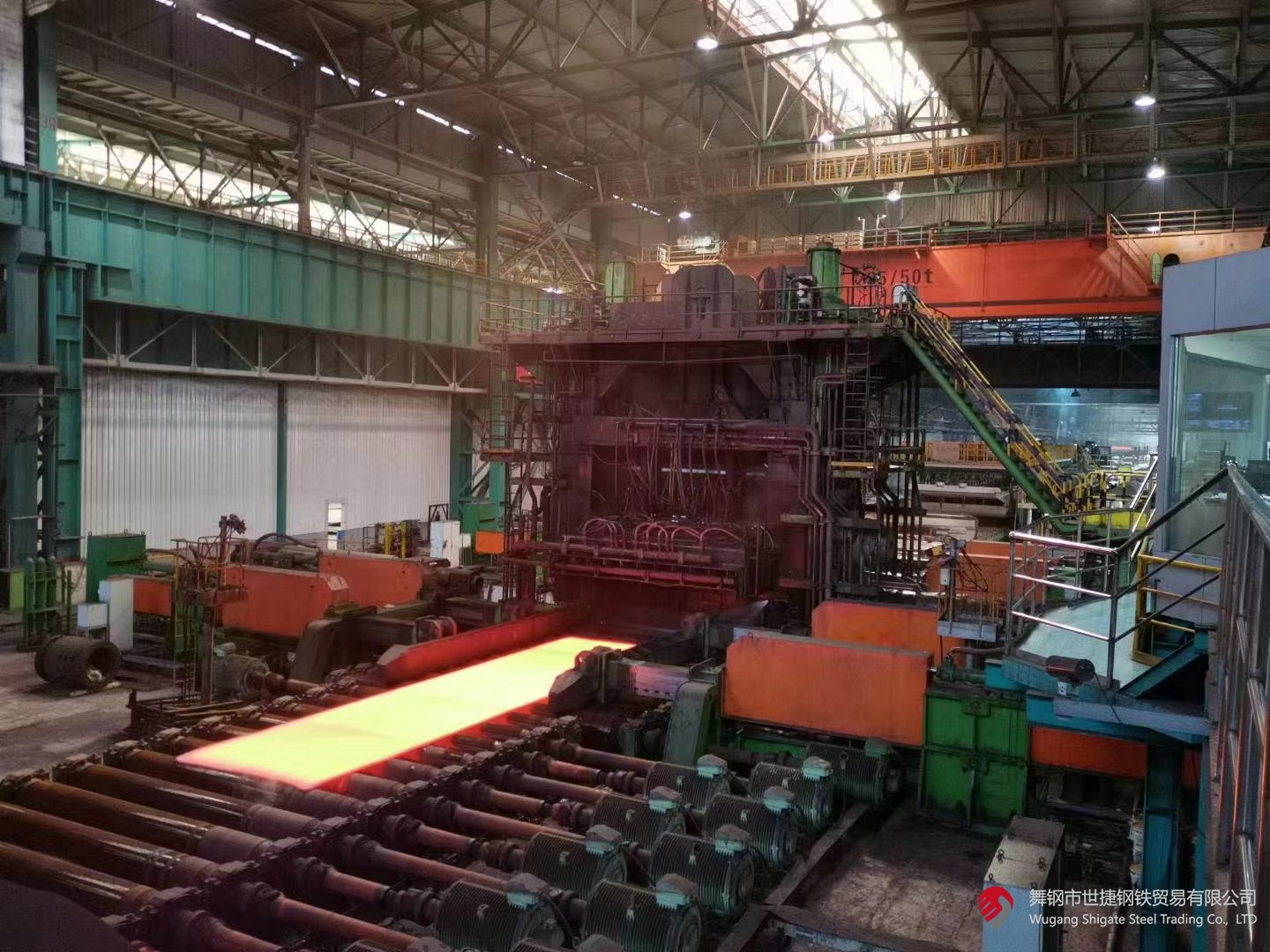 10月17日，河鋼集團(tuán)舞鋼公司實(shí)施工藝創(chuàng)新研發(fā)的高端鍋爐及壓力容器板鋼板Q370R發(fā)往客戶，將用于浙江某重點(diǎn)新能源項(xiàng)目的關(guān)鍵部位。此單合同的順利完成，標(biāo)志著舞鋼在該類鋼板研發(fā)領(lǐng)域取得新突破：產(chǎn)品交貨期明顯縮短，產(chǎn)品各項(xiàng)性能指標(biāo)躍上一個(gè)新高度。  近年來，集團(tuán)不斷加大技術(shù)升級(jí)力度，將技術(shù)作為破解產(chǎn)線難題的關(guān)鍵，積極推進(jìn)工藝創(chuàng)新和管理創(chuàng)新，促進(jìn)產(chǎn)線效能提升。舞鋼緊跟集團(tuán)步伐，進(jìn)一步明確技術(shù)人員在技術(shù)升級(jí)新發(fā)展階段的責(zé)任，大力推進(jìn)工藝創(chuàng)新，促進(jìn)產(chǎn)品高度和產(chǎn)線效能持續(xù)提升。針對(duì)項(xiàng)目的技術(shù)要求，按舞鋼該種鋼板原有的工藝組織生產(chǎn)，困難極大，質(zhì)量和交貨期都面臨挑戰(zhàn)。舞鋼技術(shù)人員在與客戶深度對(duì)接的同時(shí)，發(fā)揮技術(shù)優(yōu)勢(shì)，成立項(xiàng)目組進(jìn)行攻關(guān)，強(qiáng)化產(chǎn)前技術(shù)交流，制定各種生產(chǎn)預(yù)案、鋼板均勻性評(píng)價(jià)、NDT實(shí)驗(yàn)等。在研發(fā)過程中持續(xù)創(chuàng)新工藝，通過優(yōu)化成分和軋制工藝，攻克了該類產(chǎn)品一次通過率低、交貨期長(zhǎng)等難題。  通過本次攻關(guān)，公司實(shí)現(xiàn)了兩大技術(shù)突破：采用新工藝，該類產(chǎn)品厚度從50mm擴(kuò)展到56mm，并從無模焊要求擴(kuò)展到低溫長(zhǎng)時(shí)間模焊要求，進(jìn)一步提高了該類產(chǎn)品的市場(chǎng)競(jìng)爭(zhēng)力。