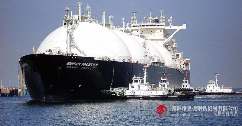 在河鋼集團(tuán)舞鋼公司上下凝心聚力，對標(biāo)一流，真抓實(shí)干，共克時(shí)艱的大氛圍下，3月初，從舞鋼二煉鋼傳來振奮人心的好消息：該廠9Ni鋼生產(chǎn)實(shí)現(xiàn)新突破，一舉打破不久之前剛剛創(chuàng)造的15連澆新紀(jì)錄，實(shí)現(xiàn)了16連澆，產(chǎn)品性能、質(zhì)量、剩磁等技術(shù)指標(biāo)均滿足相關(guān)標(biāo)準(zhǔn)要求，標(biāo)志著舞鋼9Ni鋼生產(chǎn)技術(shù)水平再次實(shí)現(xiàn)新提升。  下一步，舞鋼將認(rèn)真總結(jié)經(jīng)驗(yàn)，傳承革新，不斷攻關(guān)，實(shí)現(xiàn)9Ni鋼16爐連澆的常態(tài)化。在此基礎(chǔ)上，繼續(xù)加強(qiáng)研究，把9Ni鋼技術(shù)升級的成果向其他鋼種推廣，讓舞鋼高端產(chǎn)品競爭力得到持續(xù)不斷的提升。  9NI（9%Ni鋼）是1944年開發(fā)的W(Ni)一9%的中合金鋼，由美國國際鎳公司的產(chǎn)品研究實(shí)驗(yàn)室研制成功，它是一種低碳調(diào)質(zhì)鋼，組織為馬氏體加貝氏體。  9Ni鋼板，又稱06Ni9DR低溫容器鋼板06Ni9DR執(zhí)行標(biāo)準(zhǔn)和成分性能詳解，是一種低溫壓力容器鋼板，主要用于低溫儲罐，LNG船舶及儲罐等低溫設(shè)備的制造。液化天然氣（LNG）動力汽車運(yùn)輸船——7500車位汽車滾裝船由上海船舶研究設(shè)計(jì)院研發(fā)設(shè)計(jì)，是為德國大眾汽車集團(tuán)制造的。舞鋼為其研發(fā)生產(chǎn)40毫米厚、-196℃超低溫沖擊韌性的9Ni（鎳）優(yōu)質(zhì)鋼板，實(shí)現(xiàn)替代進(jìn)口。  1678721428129895.jpg  這種鋼材在極低溫度下具有良好的韌性和高強(qiáng)度，而且與奧氏體不銹鋼和鋁合金相比具有熱脹系數(shù)小，經(jīng)濟(jì)性好，使用溫度最低可達(dá)一196℃，自1960年通過研究證明不進(jìn)行焊后消除應(yīng)力熱處理亦可安全使用以來，9%Ni鋼就成為用于制造大型LNG儲罐的主要材料之一。  鋼的主要特點(diǎn)是高鎳含量、高純凈度、較高強(qiáng)度、高的低溫沖擊韌性、良好焊接性能。通過研發(fā)，鋼材可以達(dá)到以下性能指標(biāo)： 9%Ni鋼：ReH≥585MPa，Rm = 680～820MPa，A≥18%，-196℃，AKv（T）≥150J，AKv（T）≥80J（歐盟標(biāo)準(zhǔn)）。  9Ni鋼是國內(nèi)外業(yè)界公認(rèn)的高技術(shù)含量、高生產(chǎn)難度的鋼種，屬于“鋼板上的皇冠”。船用9Ni鋼主要應(yīng)用于制造液化天然氣的存儲和運(yùn)輸裝置，是低溫鋼材中技術(shù)水平最高、生產(chǎn)難度最大、附加值最高的產(chǎn)品之一，能否生產(chǎn)此類產(chǎn)品，是鋼鐵企業(yè)整體技術(shù)水平的重要標(biāo)志。  作為國內(nèi)僅有的數(shù)家具備供應(yīng)高等級9Ni鋼的生產(chǎn)企業(yè)之一，河鋼舞鋼（0375-8137297）高度重視高等級9Ni鋼的開發(fā)和應(yīng)用，研制的9Ni鋼順利通過6家主流船級社的認(rèn)證，具備了批量生產(chǎn)大型船用9Ni鋼能力，供貨我國某陸地LNG燃料儲罐項(xiàng)目建造，并且成功出口國外。    9Ni鋼板標(biāo)準(zhǔn)： GB 24510-2009	EN 10028-4-2003	JIS G3127-2005	CCS-2007	ASME 9Ni490	X8Ni9+NT640	SL9N520	9Ni	SA-353 9Ni590A	X8Ni9+QT680	SL9N590	SA-553-1 9Ni590B	X7Ni9+QT680