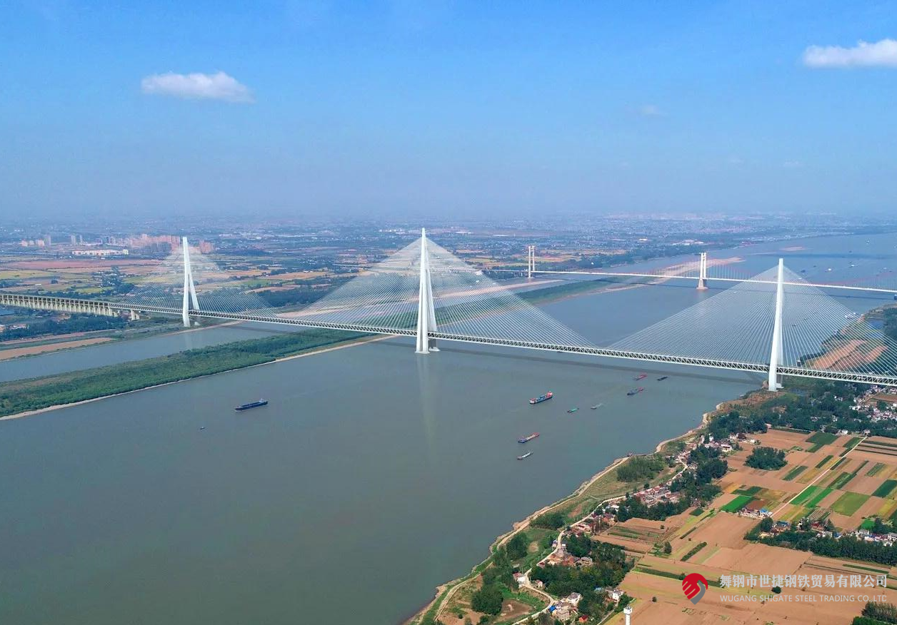 4月10日，中央電視臺(tái)《新聞聯(lián)播》和《東方時(shí)空》節(jié)目同時(shí)播報(bào)了世界最大跨度三塔斜拉橋——馬鞍山長(zhǎng)江公鐵大橋主塔開(kāi)始吊裝的消息。該項(xiàng)目建設(shè)過(guò)程中，河鋼集團(tuán)舞鋼公司累計(jì)為其供應(yīng)高級(jí)別橋梁鋼板Q370qE、Q420qE、Q500qE近6萬(wàn)噸，用于該橋關(guān)鍵部位建設(shè)。其中，批量供貨的高級(jí)別橋梁鋼Q500qE各項(xiàng)技術(shù)指標(biāo)世界領(lǐng)先。目前，舞鋼高端橋梁鋼實(shí)現(xiàn)了從Q345到Q690級(jí)別的全覆蓋。    2219e9e1e81cd18f2738bf2b469e6b98.png  近年來(lái)，舞鋼加速“兩個(gè)結(jié)構(gòu)”優(yōu)化，以高端客戶需求和產(chǎn)業(yè)鏈高質(zhì)量發(fā)展為導(dǎo)向，不斷推動(dòng)技術(shù)和產(chǎn)品升級(jí)。針對(duì)項(xiàng)目需求，舞鋼成立攻關(guān)團(tuán)隊(duì)，與客戶深度對(duì)接，精心設(shè)計(jì)生產(chǎn)保供方案，通過(guò)精確控制冶煉過(guò)程，確保了鋼板內(nèi)部質(zhì)量穩(wěn)定；創(chuàng)新軋制、熱處理工藝，攻克制約鋼板強(qiáng)度提升的工藝瓶頸，確保了鋼板各項(xiàng)性能全部滿足客戶要求。  為了保證在極短的交貨期內(nèi)實(shí)現(xiàn)高質(zhì)量交貨，舞鋼集中各類優(yōu)勢(shì)資源，創(chuàng)新橋梁鋼生產(chǎn)工藝，將交貨期縮短了約5天時(shí)間。在客戶的加工使用、安裝等各環(huán)節(jié)，舞鋼技術(shù)營(yíng)銷服務(wù)團(tuán)隊(duì)及進(jìn)跟進(jìn)，為其提供精準(zhǔn)、專業(yè)的服務(wù)，贏得了客戶信賴。  馬鞍山長(zhǎng)江公鐵大橋單跨1120米，雙跨連續(xù)跨度2240米；中塔塔高345米，相當(dāng)于115層樓，為目前世界最高橋塔；承臺(tái)長(zhǎng)89.2米、寬54.7米，平面面積近5000平方米，相當(dāng)于8個(gè)標(biāo)準(zhǔn)籃球場(chǎng)，為目前世界最大規(guī)模的橋梁樁基礎(chǔ)。