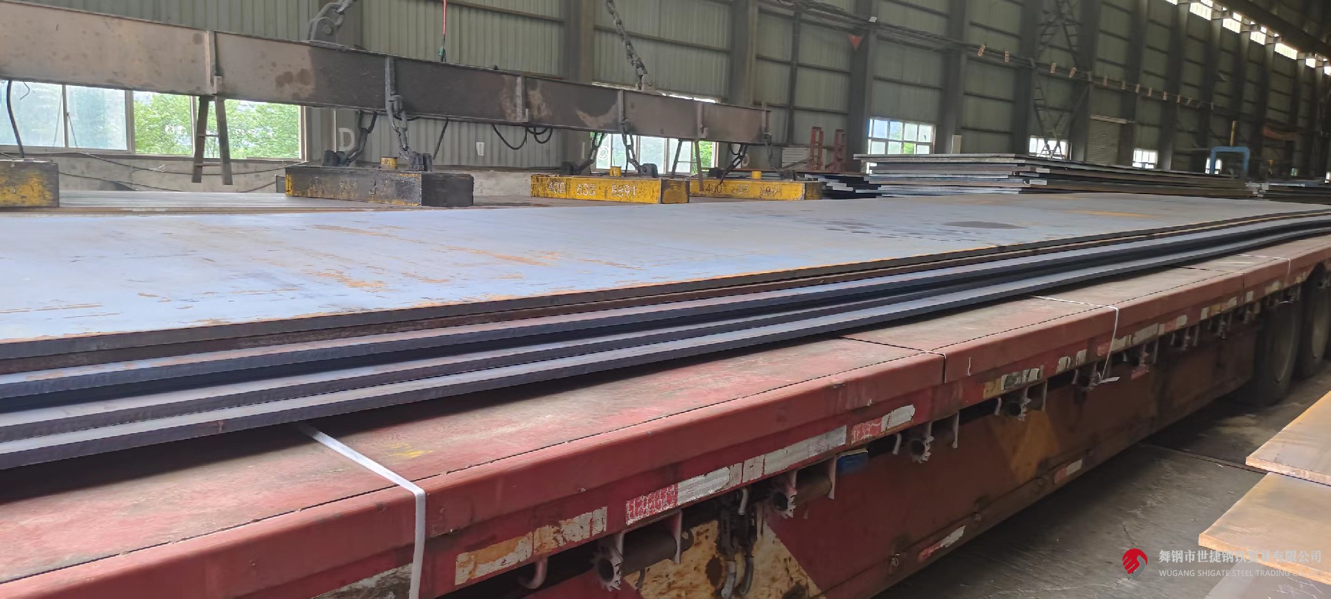 近日，河鋼集團舞鋼公司生產(chǎn)的低合金容器鋼板本體性能檢驗順利通過ABS（美國船級社）的認證，認證等級達到Q345R-Z35及SA516Gr70-Z35級別，認證厚度為50mm和100mm。這標志著舞鋼的低合金容器鋼板生產(chǎn)能力跨上新臺階，實現(xiàn)了船用鋼板的新突破，對于開辟新的利潤增長點具有重要意義。  微信圖片_20230606202625.jpg  舞鋼始終堅持以客戶為中心，瞄準客戶的高端、個性化要求，有針對性的采用對應(yīng)的生產(chǎn)工藝技術(shù)實施研發(fā)生產(chǎn)，保證了低合金容器鋼性能的穩(wěn)步提升，全年生產(chǎn)量在46.6萬噸以上，供貨量較上年增長50%，被廣泛應(yīng)用于國內(nèi)知名用戶的大型設(shè)備制造，極大地鞏固和提高了舞鋼在容器鋼研發(fā)生產(chǎn)領(lǐng)域的行業(yè)領(lǐng)先地位。  自2023年起，按照ABS規(guī)范的要求，船用Ⅰ類壓力容器需進行工廠認證。因此，開展低合金容器鋼的ABS認證成為企業(yè)必然選擇。然而，厚規(guī)格的低合金容器鋼板要通過船級社認證，必須進行拉伸、沖擊、彎曲、時效、焊接、CTOD、NDT等10余項性能檢測，困難超乎想象。  舞鋼研發(fā)人員迎難而上，充分查閱相關(guān)文獻資料，通過合理設(shè)計成分、強化鑄坯加熱工藝保證、實施大壓下軋制控制以及優(yōu)化熱處理工藝等措施，保證了100mm厚、在-60℃環(huán)境下鋼板芯部沖擊功≥120吉焦，各項性能檢驗一次性合格，順利完成鋼板本體性能檢驗的ABS認證工作。