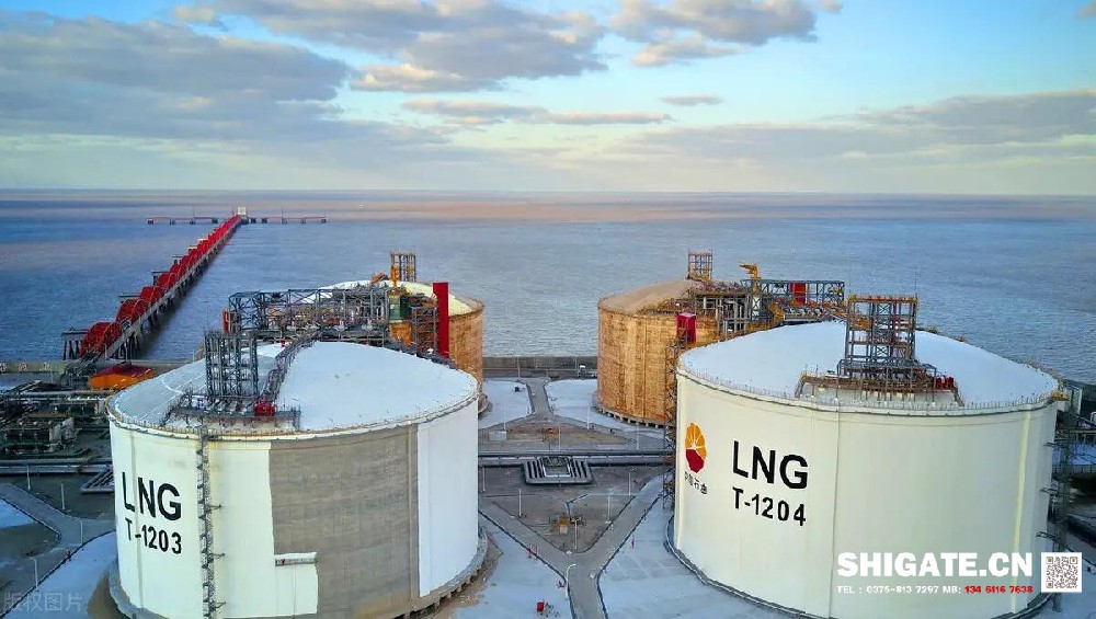 9NI（9%Ni鋼）是1944年開發(fā)的W(Ni)一9%的中合金鋼，由美國國際鎳公司的產(chǎn)品研究實驗室研制成功，它是一種低碳調(diào)質(zhì)鋼，組織為馬氏體加貝氏體。9Ni鋼板，又稱06Ni9DR低溫容器鋼板06Ni9DR執(zhí)行標準和成分性能詳解，是一種低溫壓力容器鋼板，主要用于低溫儲罐，LNG船舶及儲罐等低溫設備的制造。液化天然氣（LNG）動力汽車運輸船——7500車位汽車滾裝船由上海船舶研究設計院研發(fā)設計，是為德國大眾汽車集團制造的。舞鋼為其研發(fā)生產(chǎn)40毫米厚、-196℃超低溫沖擊韌性的9Ni（鎳）優(yōu)質(zhì)鋼板，實現(xiàn)替代進口。  v2-cfeb3434a8309bb0204f8d9273dc11d5_r.jpg  這種鋼材在極低溫度下具有良好的韌性和高強度，而且與奧氏體不銹鋼和鋁合金相比具有熱脹系數(shù)小，經(jīng)濟性好，使用溫度最低可達一196℃，自1960年通過研究證明不進行焊后消除應力熱處理亦可安全使用以來，9%Ni鋼就成為用于制造大型LNG儲罐的主要材料之一。鋼的主要特點是高鎳含量、高純凈度、較高強度、高的低溫沖擊韌性、良好焊接性能。通過研發(fā)，鋼材可以達到以下性能指標： 9%Ni鋼：ReH≥585MPa，Rm = 680～820MPa，A≥18%，-196℃，AKv（T）≥150J，AKv（T）≥80J（歐盟標準）。  9Ni鋼是國內(nèi)外業(yè)界公認的高技術(shù)含量、高生產(chǎn)難度的鋼種，屬于“鋼板上的皇冠”。船用9Ni鋼主要應用于制造液化天然氣的存儲和運輸裝置，是低溫鋼材中技術(shù)水平最高、生產(chǎn)難度最大、附加值最高的產(chǎn)品之一，能否生產(chǎn)此類產(chǎn)品，是鋼鐵企業(yè)整體技術(shù)水平的重要標志。  作為國內(nèi)僅有的數(shù)家具備供應高等級9Ni鋼的生產(chǎn)企業(yè)之一，河鋼舞鋼（0375-8137297）高度重視高等級9Ni鋼的開發(fā)和應用，研制的9Ni鋼順利通過6家主流船級社的認證，具備了批量生產(chǎn)大型船用9Ni鋼能力，供貨我國某陸地LNG燃料儲罐項目建造，并且成功出口國外。    9Ni鋼板標準：    GB 24510-2009	EN 10028-4-2003	JIS G3127-2005	CCS-2007	ASME 9Ni490	X8Ni9+NT640	SL9N520	9Ni	SA-353 9Ni590A	X8Ni9+QT680	SL9N590	SA-553-1 9Ni590B	X7Ni9+QT680   執(zhí)行標準免費下載：  GB_T 24510-2017 低溫壓力容器用鎳合金鋼板