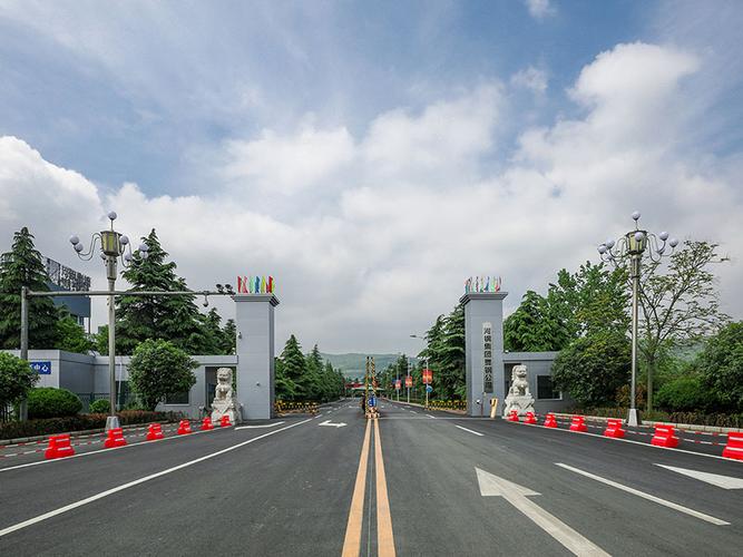 河鋼集團舞陽鋼鐵公司是我國寬厚鋼板生產(chǎn)科研基地。擁有4100mm+4100mm和4200mm+4300mm兩條技術(shù)先進的雙機架寬厚鋼板生產(chǎn)線，配套有國內(nèi)寬厚板行業(yè)優(yōu)勢明顯的鋼錠模鑄線及鋼板熱處理設(shè)施，具有雄厚的研發(fā)制造實力。具有年產(chǎn)鋼500萬噸、寬厚鋼板360萬噸、銷售收入200億元的綜合實力。