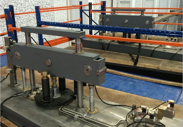 憑借過硬的質量和品牌優(yōu)勢，5月15日，河鋼集團舞鋼公司寬厚板再次用于“國之重器”——中科院中子技術發(fā)展線站屏蔽系統(tǒng)項目。舞鋼還承接了中科院中子技術發(fā)展線站屏蔽系統(tǒng)項目的加工、裝配任務，為其提供一攬子技術服務。  去年以來，舞鋼聚焦“四個更加關注”，加快“兩個結構”調整，強化科技創(chuàng)新和技術引領作用，成立15個營銷網(wǎng)點和23個高端高效益技術攻關團隊，充分發(fā)揮技術優(yōu)勢，為高端客戶、重大項目提供一攬子技術服務，不斷增強客戶黏度。舞鋼營銷技術人員密切跟蹤項目信息，與客戶保持緊密聯(lián)系，并針對項目設計所需鋼鐵材料及后期鋼板的加工、裝配提供一整套服務方案，贏得了客戶認可。  舞鋼此次供貨的鋼屏蔽系統(tǒng)是中科院中子技術發(fā)展線站重要組成部分，能有效屏蔽高能粒子輻照，同時為其它部件提供支撐及安裝空間。面對工程設計要求高、工期緊、工序繁瑣、加工精度要求高等挑戰(zhàn)，舞鋼技術營銷攻關團隊與客戶深度對接，為其提供強大的技術支撐：為了消除拼接直縫帶來的輻射泄漏危險，鋼屏蔽塊采用了分層錯拼的設計方式，不僅小單元塊屏蔽體需要在預加工后組裝到一起再進行整體加工，而且所有單元塊屏蔽體全部加工完成后還要進行整體預組裝，以滿足整體鋼屏蔽體的精度要求。舞鋼技術人員將項目所有圖紙按拼接要求逐一進行轉化，嚴格鋼板下料、預加工及部分組件的鋼屏蔽體機械加工等工序質量控制，確保高標準、嚴要求完成任務。