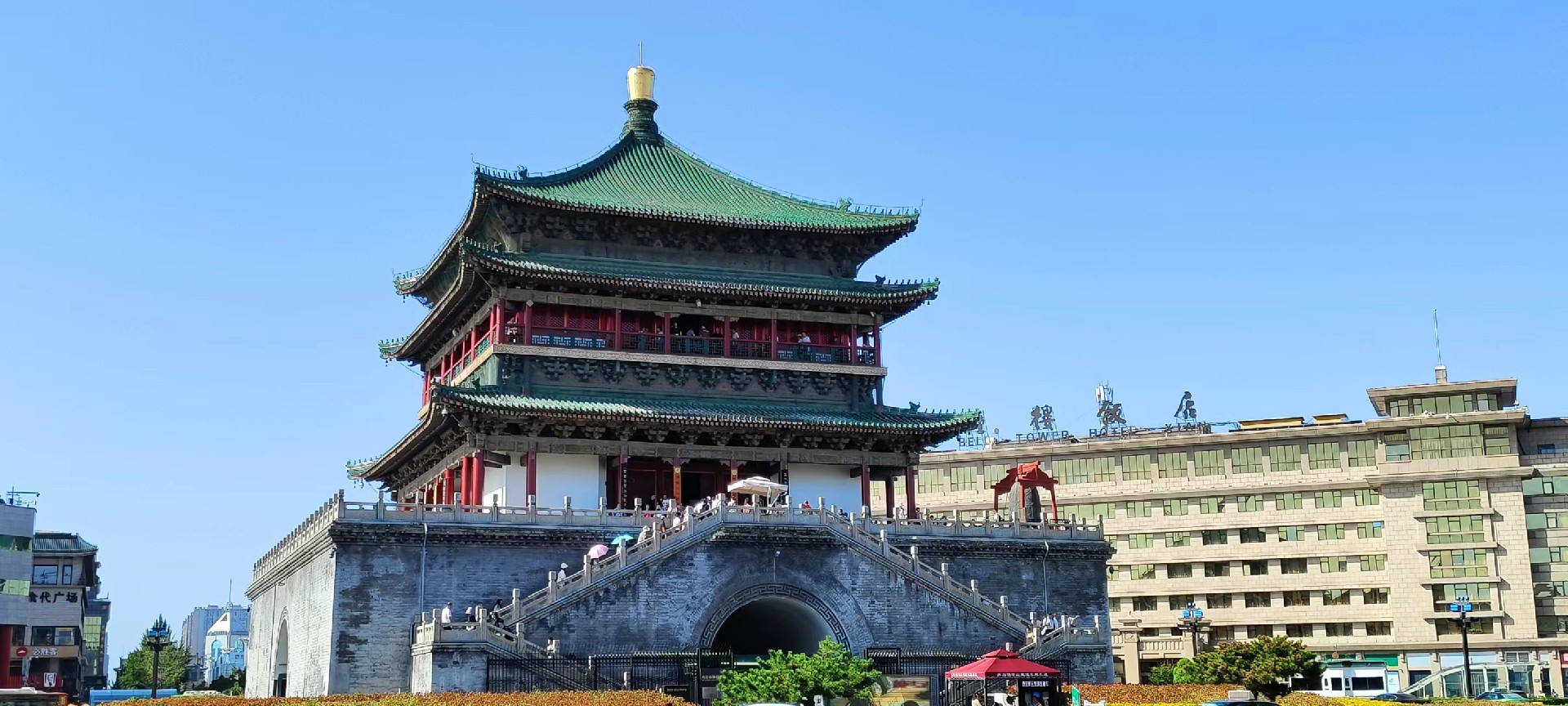 西安是國務(wù)院公布的首批國家歷史文化名城，有西周、秦、西漢、唐等在內(nèi)的13個(gè)朝代在此建都，是世界四大古都之一，中國古都學(xué)會(huì)認(rèn)定的中國建都朝代最多、帝都?xì)v史最長的古都。曾經(jīng)作為中國首都和政治、經(jīng)濟(jì)、文化中心長達(dá)1100多年。旅游景點(diǎn)有秦始皇兵馬俑博物館、大雁塔、陜西歷史博物館、華清池景區(qū)、碑林博物館等