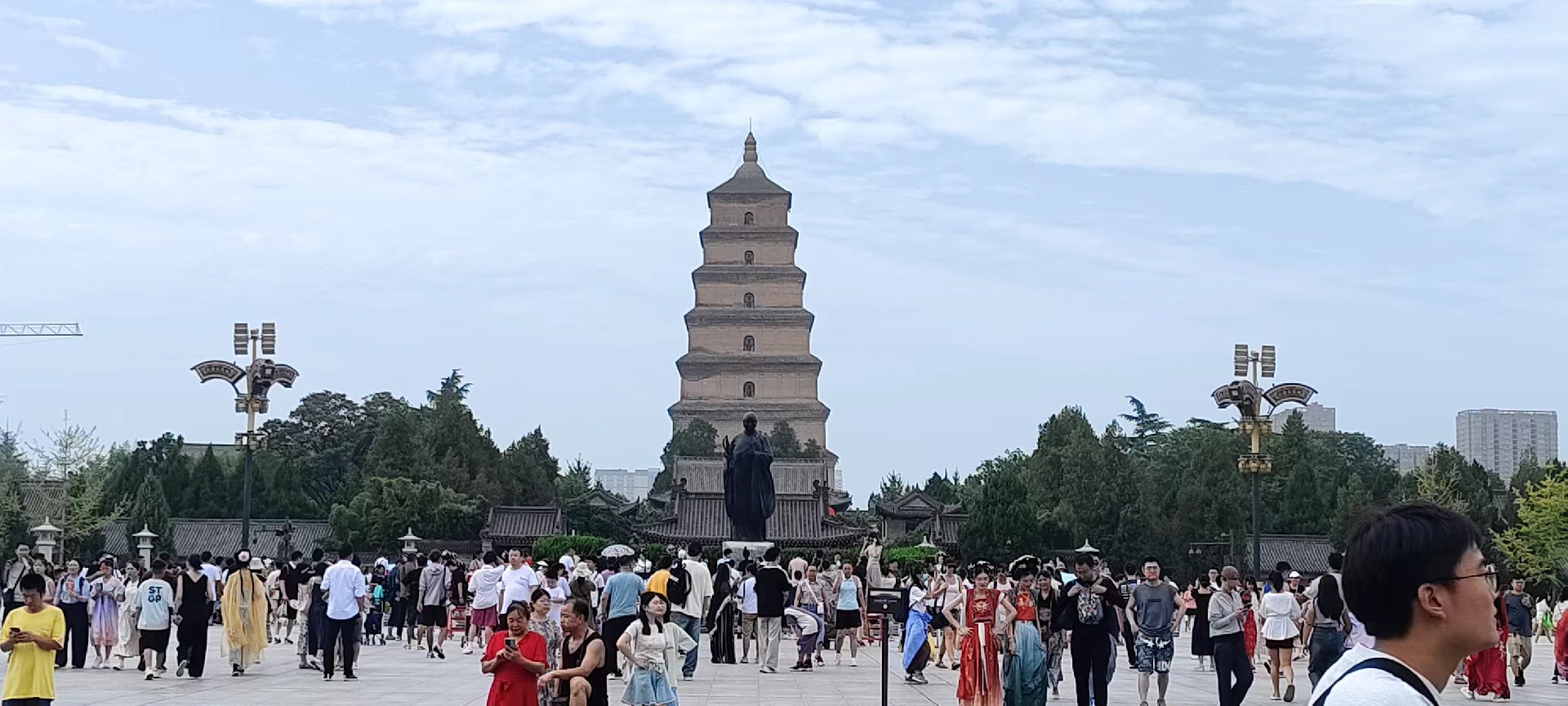 西安是國務(wù)院公布的首批國家歷史文化名城，有西周、秦、西漢、唐等在內(nèi)的13個(gè)朝代在此建都，是世界四大古都之一，中國古都學(xué)會(huì)認(rèn)定的中國建都朝代最多、帝都?xì)v史最長的古都。曾經(jīng)作為中國首都和政治、經(jīng)濟(jì)、文化中心長達(dá)1100多年。旅游景點(diǎn)有秦始皇兵馬俑博物館、大雁塔、陜西歷史博物館、華清池景區(qū)、碑林博物館等