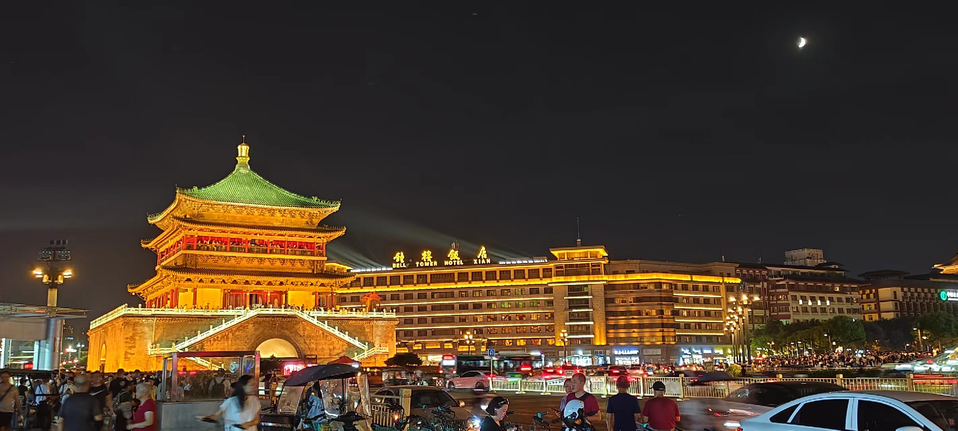 西安是國務(wù)院公布的首批國家歷史文化名城，有西周、秦、西漢、唐等在內(nèi)的13個(gè)朝代在此建都，是世界四大古都之一，中國古都學(xué)會(huì)認(rèn)定的中國建都朝代最多、帝都?xì)v史最長的古都。曾經(jīng)作為中國首都和政治、經(jīng)濟(jì)、文化中心長達(dá)1100多年。旅游景點(diǎn)有秦始皇兵馬俑博物館、大雁塔、陜西歷史博物館、華清池景區(qū)、碑林博物館等