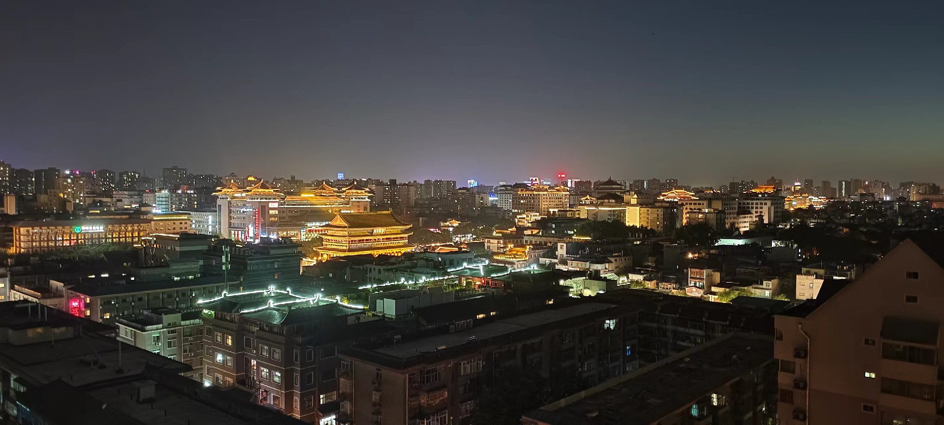 西安是國務(wù)院公布的首批國家歷史文化名城，有西周、秦、西漢、唐等在內(nèi)的13個(gè)朝代在此建都，是世界四大古都之一，中國古都學(xué)會(huì)認(rèn)定的中國建都朝代最多、帝都?xì)v史最長的古都。曾經(jīng)作為中國首都和政治、經(jīng)濟(jì)、文化中心長達(dá)1100多年。旅游景點(diǎn)有秦始皇兵馬俑博物館、大雁塔、陜西歷史博物館、華清池景區(qū)、碑林博物館等