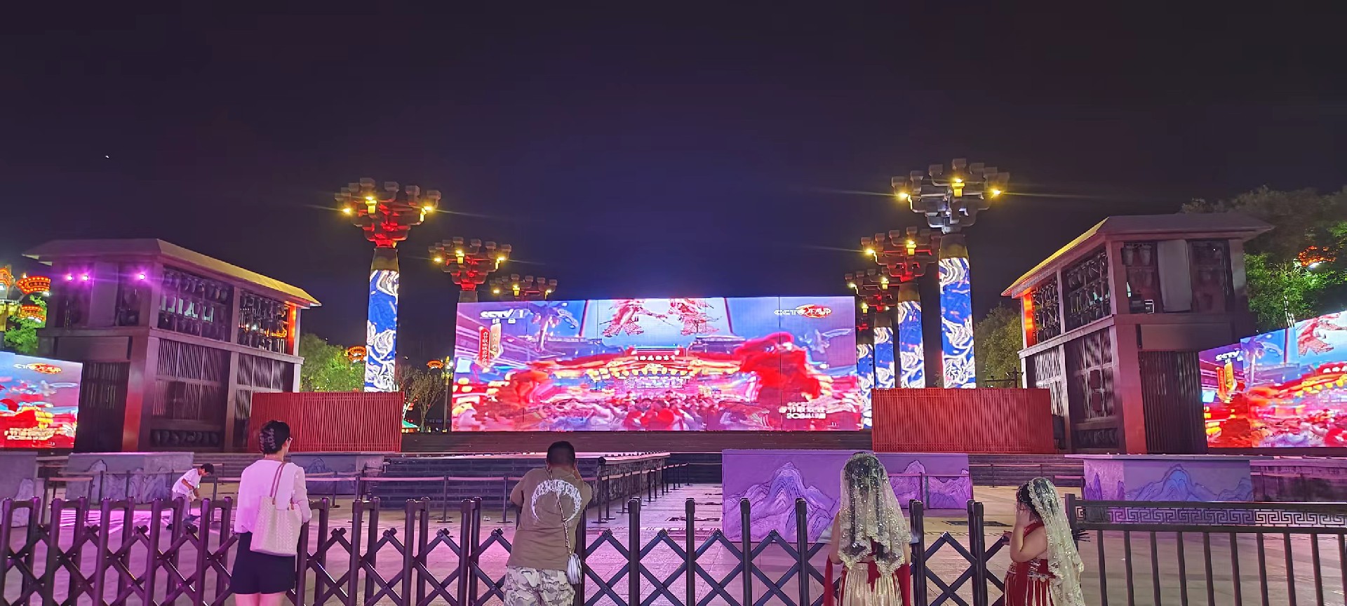 西安是國務(wù)院公布的首批國家歷史文化名城，有西周、秦、西漢、唐等在內(nèi)的13個(gè)朝代在此建都，是世界四大古都之一，中國古都學(xué)會(huì)認(rèn)定的中國建都朝代最多、帝都?xì)v史最長的古都。曾經(jīng)作為中國首都和政治、經(jīng)濟(jì)、文化中心長達(dá)1100多年。旅游景點(diǎn)有秦始皇兵馬俑博物館、大雁塔、陜西歷史博物館、華清池景區(qū)、碑林博物館等