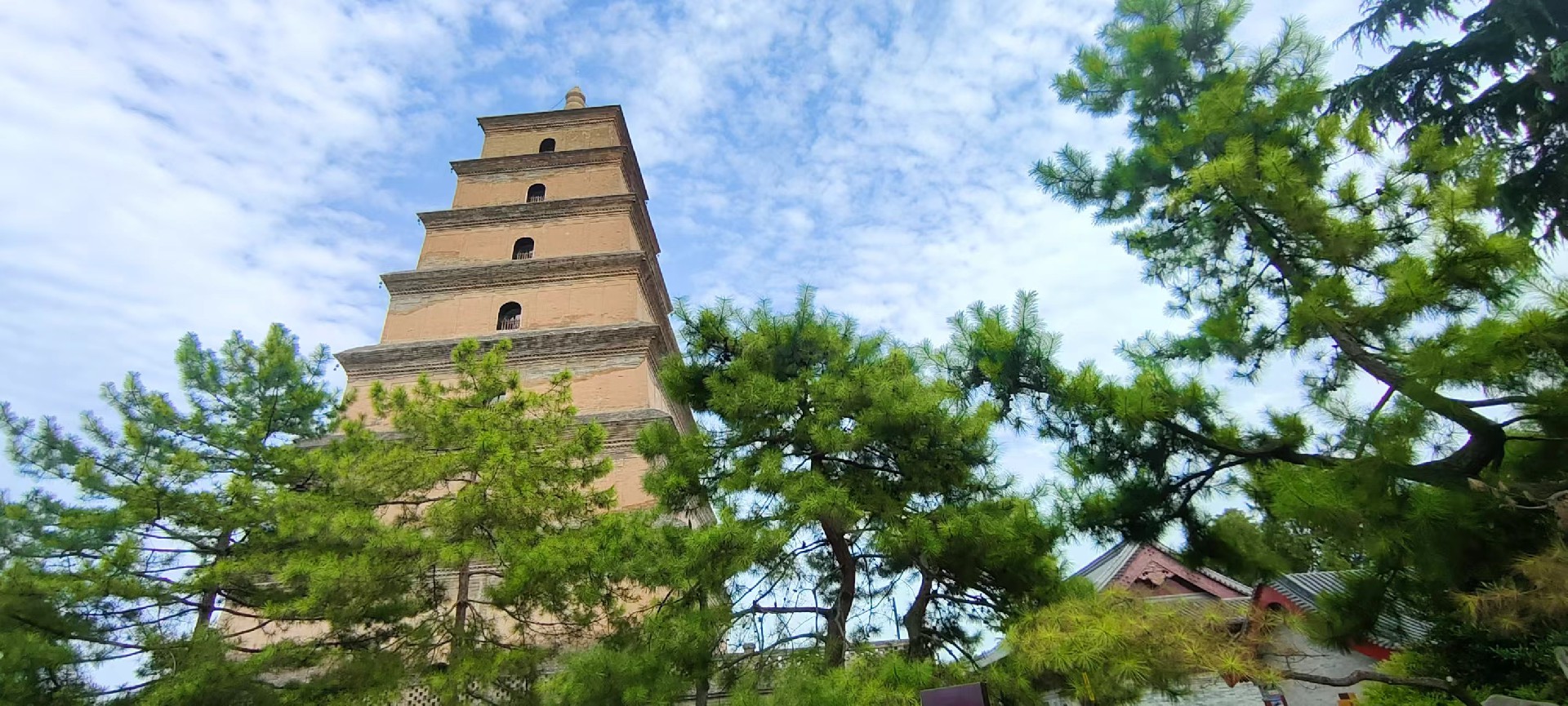 西安是國務(wù)院公布的首批國家歷史文化名城，有西周、秦、西漢、唐等在內(nèi)的13個(gè)朝代在此建都，是世界四大古都之一，中國古都學(xué)會(huì)認(rèn)定的中國建都朝代最多、帝都?xì)v史最長的古都。曾經(jīng)作為中國首都和政治、經(jīng)濟(jì)、文化中心長達(dá)1100多年。旅游景點(diǎn)有秦始皇兵馬俑博物館、大雁塔、陜西歷史博物館、華清池景區(qū)、碑林博物館等