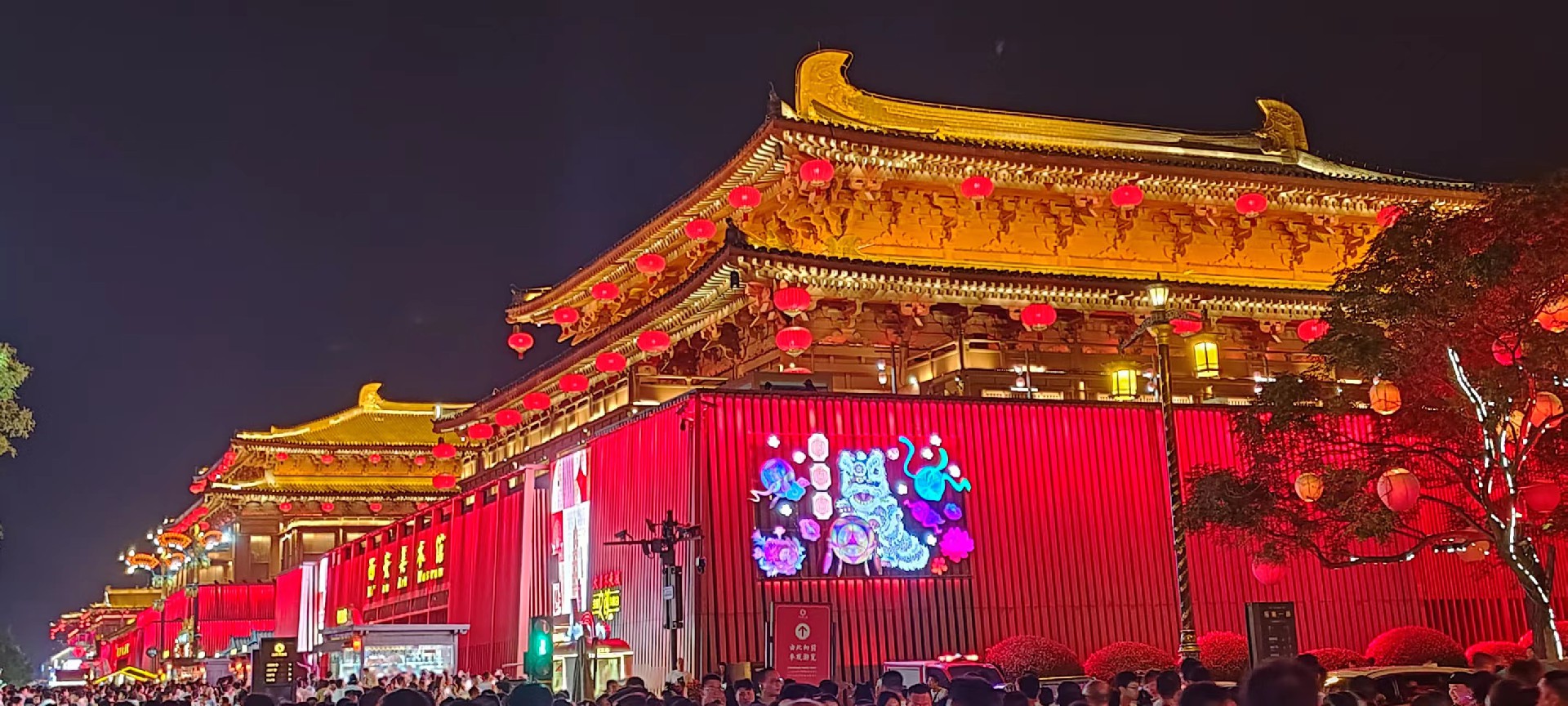 西安是國務(wù)院公布的首批國家歷史文化名城，有西周、秦、西漢、唐等在內(nèi)的13個(gè)朝代在此建都，是世界四大古都之一，中國古都學(xué)會(huì)認(rèn)定的中國建都朝代最多、帝都?xì)v史最長的古都。曾經(jīng)作為中國首都和政治、經(jīng)濟(jì)、文化中心長達(dá)1100多年。旅游景點(diǎn)有秦始皇兵馬俑博物館、大雁塔、陜西歷史博物館、華清池景區(qū)、碑林博物館等