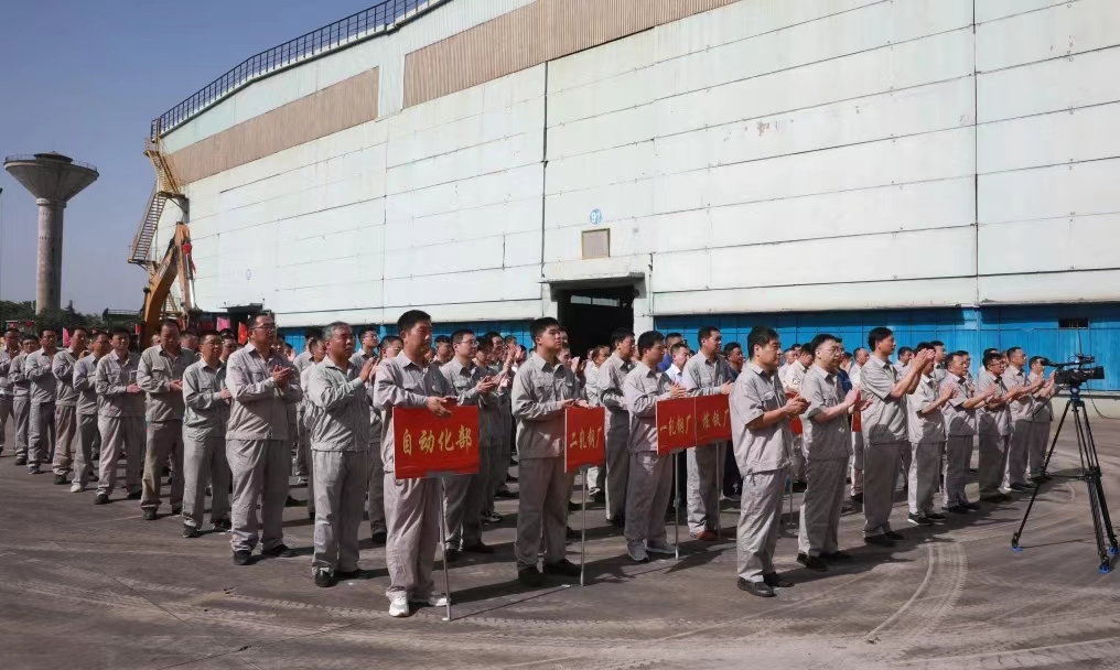 8月11日上午，舞鋼公司460mm厚板連鑄機(jī)項目開工儀式舉行。舞鋼公司黨委書記、董事長吝章國，舞鋼市委常委、宣傳部部長、副市長郭愛珍，中冶京誠煉鋼工程技術(shù)所總經(jīng)理安邦，中冶集團(tuán)首席專家陳衛(wèi)強(qiáng)，武鋼綠城副總經(jīng)理冀廣超，大河環(huán)科黨委副書記、總經(jīng)理劉永剛等出席開工儀式。據(jù)了解，460mm連鑄機(jī)項目是舞鋼公司推進(jìn)結(jié)構(gòu)優(yōu)化、綠色低碳轉(zhuǎn)型的重要戰(zhàn)略部署。該項目建成后，可以充分發(fā)揮舞鋼的裝備優(yōu)勢和技術(shù)優(yōu)勢，不僅對舞鋼開展前沿技術(shù)研究，引領(lǐng)寬厚板行業(yè)發(fā)展意義重大，而且將進(jìn)一步提升地區(qū)金屬材料產(chǎn)業(yè)鏈的整體實力。