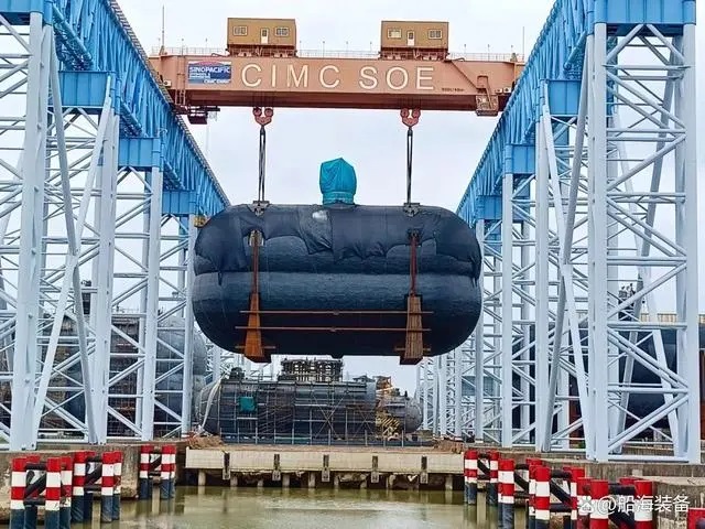 近日，南通中集太平洋海洋工程有限公司（以下簡稱“CIMC SOE”）為舟山長宏國際船舶修造有限公司(以下簡稱“長宏國際”)建造的7500立方全球首制堆疊式LNG雙耳船用燃料罐第一、二船套（T154/155）順利裝船發(fā)運。該燃料罐后續(xù)將安裝在11500TEU集裝箱船上。在該燃料罐制造過程中，河鋼集團舞鋼公司生產(chǎn)的1357噸高性能9Ni鋼板獨家用于該燃料罐制造。  2024年，舞鋼堅定路徑自信，深度貼近市場、貼近客戶，加快由單純生產(chǎn)型企業(yè)向“制造+服務(wù)”型企業(yè)轉(zhuǎn)變。充分發(fā)揮技術(shù)優(yōu)勢，各營銷網(wǎng)點和高端高效益產(chǎn)品技術(shù)攻關(guān)團隊協(xié)同作戰(zhàn)，根據(jù)高端客戶的差異化需求，不斷調(diào)整、優(yōu)化服務(wù)方案，為客戶提供最優(yōu)的服務(wù)。針對該項目打造全球首制堆疊式LNG雙耳船用燃料罐的設(shè)計思路，舞鋼營銷人員和科研人員在與客戶進行多次交流的基礎(chǔ)上，為其訂制一套專業(yè)的供貨方案，并成立專項攻關(guān)隊，確保了產(chǎn)品綜合性能及各項指標(biāo)均居國內(nèi)領(lǐng)先水平。  9Ni鋼是業(yè)界公認(rèn)技術(shù)含量高、生產(chǎn)難度大的鋼種，由于其在 -196℃環(huán)境下仍具有良好的沖擊性能及強韌性配比，同時兼具優(yōu)良的加工使用性能，被譽為“鋼板皇冠上的明珠”，常被應(yīng)用于LNG儲罐制造。舞鋼公司通過采取嚴(yán)控冶煉過程工藝細節(jié)、穩(wěn)定鋼板終軋溫度等措施，保證了9Ni鋼產(chǎn)品質(zhì)量不斷提升。目前舞鋼研發(fā)生產(chǎn)的9Ni鋼已順利通過NK、KR等9家國際主流船級社認(rèn)證。    該項目燃料罐采用堆疊式的雙耳罐設(shè)計。相比傳統(tǒng)的臥式雙耳罐，采用堆疊式雙耳罐設(shè)計可以最大限度利用現(xiàn)有空間，使空間利用率至少提高 40%以上，大大提高整船的運營經(jīng)濟性。