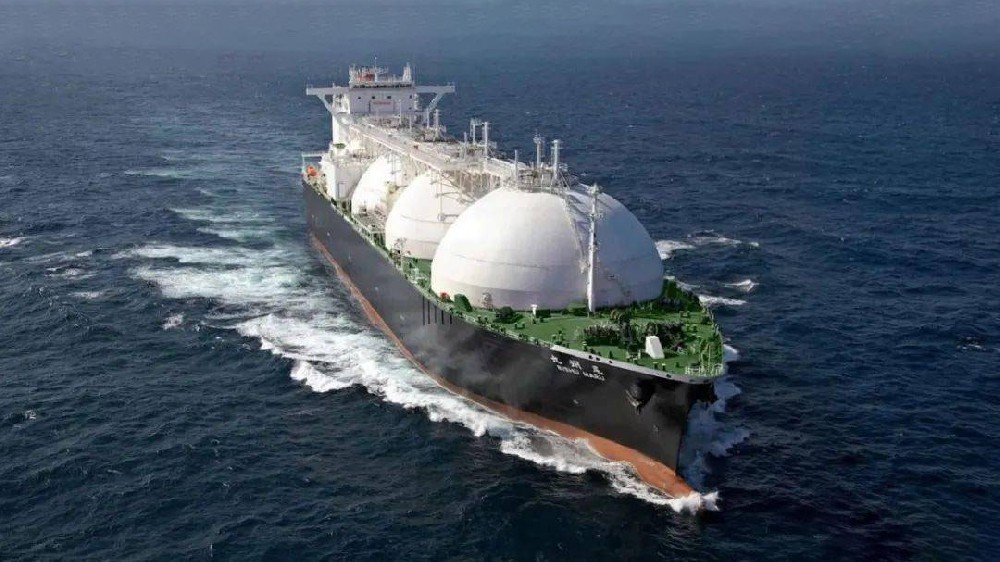 本報(bào)訊 9月20日，在萬里長江入?？诒眰?cè)的江蘇省啟東市，由南通中集太平洋海洋工程有限公司采用河鋼集團(tuán)舞鋼公司高錳鋼制造的國內(nèi)首臺(tái)套高錳鋼船“GasChemPhoenix”用燃料罐交付使用。舞鋼生產(chǎn)的高錳鋼在國內(nèi)率先實(shí)現(xiàn)了實(shí)船應(yīng)用，標(biāo)志著新一代低成本、高性能超低溫用國產(chǎn)高錳鋼從材料的基礎(chǔ)研究向國內(nèi)工程應(yīng)用邁出了堅(jiān)實(shí)的一步，對(duì)高錳低溫鋼的推廣和應(yīng)用具有里程碑式的意義。 LNG（液化天然氣）新型低溫材料高錳鋼，是一種錳含量在22%~25%、不含鎳的一種純奧氏體合金鋼，具有良好低溫韌性、高強(qiáng)度、高延展性能，相比目前傳統(tǒng)LNG船罐材料所用的鎳系低溫鋼，有更加明顯的經(jīng)濟(jì)效益。因此高錳鋼的應(yīng)用對(duì)于LNG船舶制造企業(yè)降低生產(chǎn)成本、提升市場競爭力等方面有著重要的實(shí)際意義。  1728719721157406.jpg  為助力國家清潔能源水上應(yīng)用，落實(shí)河鋼集團(tuán)戰(zhàn)略部署，舞鋼作為中國特鋼生產(chǎn)基地，于2019年在國內(nèi)率先工業(yè)化生產(chǎn)出不同厚度規(guī)格（8毫米~63.5毫米）的高錳鋼板。經(jīng)中國船舶重工集團(tuán)公司某研究所檢驗(yàn)，該產(chǎn)品塑韌性優(yōu)良，指標(biāo)遠(yuǎn)超IMO（國際海事組織）和船規(guī)的最新要求，達(dá)到國際先進(jìn)水平，打破了國外長期壟斷船用LNG高錳鋼的局面，率先填補(bǔ)了國內(nèi)該種鋼材生產(chǎn)技術(shù)空白。 2022年以來，為了加速高錳鋼實(shí)船應(yīng)用，由船級(jí)社、舞鋼、南通中集太平洋海洋工程有限公司及研究院所等單位共同組建聯(lián)合研發(fā)團(tuán)隊(duì)，突破了高錳鋼的材料性能調(diào)控、焊材研發(fā)匹配、儲(chǔ)罐成型制備等一系列技術(shù)瓶頸，并發(fā)布了產(chǎn)品標(biāo)準(zhǔn)和應(yīng)用指南，實(shí)現(xiàn)了我國高錳鋼從材料到應(yīng)用全產(chǎn)業(yè)鏈條的原始創(chuàng)新。