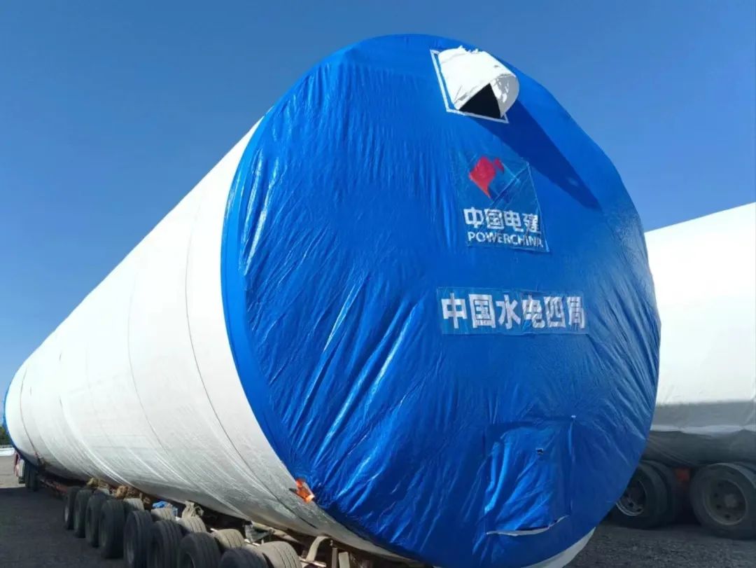 河鋼集團(tuán)舞鋼生產(chǎn)的一批高端風(fēng)電項(xiàng)目用鋼板如期發(fā)往客戶，將用于新彊吐魯番市重點(diǎn)能源項(xiàng)目——廣東能源托克遜縣100萬(wàn)千瓦風(fēng)電項(xiàng)目的風(fēng)電塔筒制造。目前，舞鋼已累計(jì)向該項(xiàng)目供應(yīng)高端風(fēng)電項(xiàng)目用鋼板近2萬(wàn)噸。 在供貨過(guò)程中，舞鋼強(qiáng)化項(xiàng)目跟蹤和技術(shù)營(yíng)銷，針對(duì)該項(xiàng)目設(shè)計(jì)和建設(shè)所需，為用戶設(shè)計(jì)從生產(chǎn)到供貨以及后期服務(wù)的一攬子解決方案。在生產(chǎn)過(guò)程中，舞鋼根據(jù)客戶所需，不斷推動(dòng)工藝和流程優(yōu)化，先后攻克冶煉和軋制環(huán)節(jié)的多個(gè)難題，滿足了客戶對(duì)鋼板表面質(zhì)量的特殊需求，并保證了按期高質(zhì)量交付。 廣東能源托克遜縣100萬(wàn)千瓦風(fēng)電項(xiàng)目（一期50萬(wàn)千瓦）位于新疆維吾爾自治區(qū)吐魯番市托克遜縣，屬于小草湖風(fēng)區(qū)。風(fēng)電場(chǎng)距離托克遜縣僅14公里，距烏魯木齊市約130公里。海拔集中在45至125米，場(chǎng)地開闊，地形較平坦，地勢(shì)東南部低、西北部高。本工程擬安裝50臺(tái)風(fēng)力發(fā)電機(jī)組，機(jī)組塔高126.1米，總工程量約26000噸，是新疆首個(gè)直徑超過(guò)6米的單機(jī)容量達(dá)10兆瓦的非分片式風(fēng)電塔筒。  此項(xiàng)目為新建工程，地處新疆傳統(tǒng)九大風(fēng)區(qū)之一的吐魯番西部風(fēng)區(qū)核心位置，擁有得天獨(dú)厚的自然資源，與吐魯番市、烏魯木齊兩大用電負(fù)荷中心接壤，具備天然的負(fù)荷消納優(yōu)勢(shì)。項(xiàng)目投產(chǎn)后，年上網(wǎng)電量約23億千瓦時(shí)，可節(jié)約標(biāo)準(zhǔn)煤約70萬(wàn)噸，每年可減少二氧化碳排放233萬(wàn)噸，將具有良好的經(jīng)濟(jì)效益和生態(tài)效益。  百萬(wàn)千瓦級(jí)風(fēng)電項(xiàng)目的開工建設(shè)，標(biāo)志著吐魯番市在打造千萬(wàn)千瓦級(jí)大型清潔能源基地的征程上又邁出了跨越式的一步，將有力推動(dòng)吐魯番綠色新能源產(chǎn)業(yè)進(jìn)入發(fā)展新時(shí)期，為建設(shè)全疆經(jīng)濟(jì)高質(zhì)量發(fā)展示范區(qū)提供新的、強(qiáng)有力的支撐。