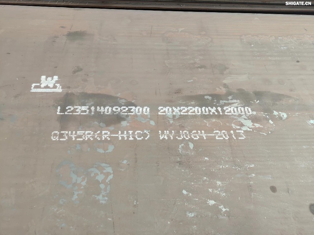 11月29日，河鋼集團(tuán)舞鋼公司研發(fā)生產(chǎn)的一批超長(zhǎng)高端容器鋼板順利通過(guò)馬來(lái)西亞客戶的現(xiàn)場(chǎng)見(jiàn)證檢驗(yàn)，各項(xiàng)性能指標(biāo)完全優(yōu)于合同要求，將如期發(fā)往客戶，用于馬來(lái)西亞某清潔能源項(xiàng)目的天然氣管道制作。  集團(tuán)強(qiáng)調(diào)，要突出“四個(gè)更加關(guān)注”，堅(jiān)定不移貼近市場(chǎng)和客戶，充分釋放區(qū)位、裝備、技術(shù)等優(yōu)勢(shì)，加快由生產(chǎn)型企業(yè)向“制造+服務(wù)”型企業(yè)轉(zhuǎn)變。舞鋼深入貫徹落實(shí)集團(tuán)工作要求，充分利用在寬厚板領(lǐng)域的技術(shù)優(yōu)勢(shì)，貼近市場(chǎng)需求，突出“四個(gè)更加關(guān)注”，做好針對(duì)海外客戶的技術(shù)服務(wù)，穩(wěn)步拓寬舞鋼寬厚板的海外市場(chǎng)。  9541fe68502f1ece2785f98dc10bb05b.jpg  在與馬來(lái)西亞某客戶深度對(duì)接中，舞鋼了解到該客戶急需一種高端容器鋼板用于某能源項(xiàng)目建設(shè)，但因?yàn)殇摪迳a(chǎn)難度大，要求的交貨期短，此前已有多個(gè)鋼廠望而卻步。在深度了解客戶需求的基礎(chǔ)上，舞鋼毫不猶豫地承接了該單合同。針對(duì)該批鋼板各項(xiàng)性能指標(biāo)要求高，生產(chǎn)流程須符合美國(guó)ASTM、ASME標(biāo)準(zhǔn)，且全部是超長(zhǎng)鋼板的實(shí)際情況，舞鋼充分發(fā)揮技術(shù)優(yōu)勢(shì)，為其設(shè)計(jì)專屬的供貨方案，解決了客戶諸多技術(shù)性難題。  研發(fā)過(guò)程中，舞鋼依托雄厚的專業(yè)技術(shù)實(shí)力，優(yōu)化冶煉工藝，創(chuàng)新軋制與熱處理工藝，在確保產(chǎn)品各項(xiàng)性能指標(biāo)均優(yōu)于客戶需求的前提下，提高了生產(chǎn)效率，滿足了客戶對(duì)合同交貨期的特殊需求，贏得了客戶好評(píng)。