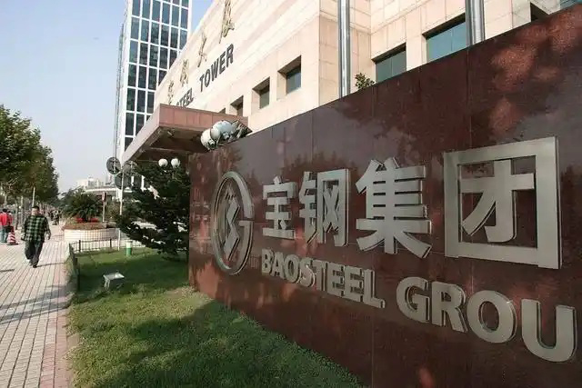 鋼鐵行業(yè)是全球工業(yè)體系中的重要支柱之一,其產品廣泛應用于基礎設施建設、機械制造、汽車工業(yè)等領域。隨著全球工業(yè)化進程的不斷深入,鋼鐵行業(yè)呈現(xiàn)出國際化競爭格局。在眾多鋼鐵制造企業(yè)中,有6家公司以其出色的經營業(yè)績和強大的市場地位脫穎而出,成為了世界鋼鐵制造業(yè)的領軍企業(yè)。  第一，是總部位于中國的寶鋼集團。寶鋼集團創(chuàng)立于1992年,作為中國最大的鋼鐵生產企業(yè),其年產鋼鐵超過1億噸,在全球鋼鐵企業(yè)中居首位。寶鋼集團擁有先進的煉鋼技術和完善的產業(yè)鏈,產品涵蓋了碳鋼、合金鋼、不銹鋼等多個品類,廣泛應用于汽車、家電、建筑等領域。在國內市場上,寶鋼集團占據(jù)主導地位,同時也積極拓展海外市場,在全球范圍內享有較高的品牌知名度。   第二，是同樣總部設在中國的武鋼集團。武鋼集團成立于1958年,是中國最早的鋼鐵生產企業(yè)之一,擁有悠久的歷史和豐富的生產經驗。該集團主營碳鋼和合金鋼的生產,年產量超過5000萬噸,位居全球第二。武鋼集團不僅在國內市場占有重要地位,同時也積極開拓海外市場,產品遠銷歐洲、東南亞等地區(qū)。近年來,武鋼集團通過并購重組等方式不斷擴大產能,提升了其在全球鋼鐵行業(yè)的影響力。   第三，是總部位于印度的塔塔鋼鐵公司。塔塔鋼鐵公司成立于1907年,是全球歷史最悠久的鋼鐵制造企業(yè)之一。該公司年產鋼鐵超過1800萬噸,產品涵蓋了碳鋼、合金鋼、不銹鋼等種類,廣泛應用于汽車、基礎設施、機械制造等領域。憑借雄厚的技術實力和優(yōu)秀的管理團隊,塔塔鋼鐵公司在全球鋼鐵市場上占據(jù)了重要地位,在發(fā)展中國家市場尤其具有優(yōu)勢。   第四，是總部位于日本的新日鐵住金株式會社。新日鐵住金株式會社是日本最大的鋼鐵制造企業(yè),年產鋼鐵約4500萬噸,位居全球第四。該公司擁有業(yè)內領先的技術水平,在煉鋼、軋鋼等工藝上均有很強的競爭力。同時,新日鐵住金還積極推動產品創(chuàng)新,開發(fā)出多種高性能鋼材,廣泛應用于汽車制造、電子電器等行業(yè)。憑借雄厚的技術實力和優(yōu)質的產品,新日鐵住金在日本國內以及東亞地區(qū)市場占據(jù)主導地位。   第五,是總部位于韓國的POSCO。POSCO創(chuàng)立于1968年,是韓國最大的鋼鐵制造企業(yè),年產鋼鐵約4000萬噸。POSCO在煉鋼技術、產品研發(fā)等方面均處于業(yè)內領先水平,旗下?lián)碛卸嗉液Ｍ庾庸?業(yè)務覆蓋全球主要市場。近年來,POSCO不斷優(yōu)化產品結構,提升高附加值鋼材的占比,在汽車制造、電子等領域具有較強的市場競爭力。憑借優(yōu)秀的經營業(yè)績和穩(wěn)健的財務狀況,POSCO在全球鋼鐵行業(yè)中占據(jù)重要地位。   第六,是總部位于美國的美國鋼鐵公司。美國鋼鐵公司創(chuàng)立于1901年,是美國最大的鋼鐵制造企業(yè),年產鋼鐵約1600萬噸。該公司在碳鋼、不銹鋼等品類的生產上均具有較強的技術實力,產品廣泛應用于汽車制造、基礎設施建設等領域。近年來,美國鋼鐵公司通過資產重組和技術創(chuàng)新等措施,不斷提升自身競爭力,在北美市場保持領先地位。   舉報/反饋