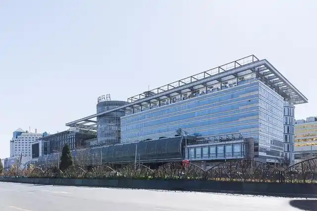 鋼鐵行業(yè)是全球工業(yè)體系中的重要支柱之一,其產品廣泛應用于基礎設施建設、機械制造、汽車工業(yè)等領域。隨著全球工業(yè)化進程的不斷深入,鋼鐵行業(yè)呈現(xiàn)出國際化競爭格局。在眾多鋼鐵制造企業(yè)中,有6家公司以其出色的經營業(yè)績和強大的市場地位脫穎而出,成為了世界鋼鐵制造業(yè)的領軍企業(yè)。  第一，是總部位于中國的寶鋼集團。寶鋼集團創(chuàng)立于1992年,作為中國最大的鋼鐵生產企業(yè),其年產鋼鐵超過1億噸,在全球鋼鐵企業(yè)中居首位。寶鋼集團擁有先進的煉鋼技術和完善的產業(yè)鏈,產品涵蓋了碳鋼、合金鋼、不銹鋼等多個品類,廣泛應用于汽車、家電、建筑等領域。在國內市場上,寶鋼集團占據(jù)主導地位,同時也積極拓展海外市場,在全球范圍內享有較高的品牌知名度。   第二，是同樣總部設在中國的武鋼集團。武鋼集團成立于1958年,是中國最早的鋼鐵生產企業(yè)之一,擁有悠久的歷史和豐富的生產經驗。該集團主營碳鋼和合金鋼的生產,年產量超過5000萬噸,位居全球第二。武鋼集團不僅在國內市場占有重要地位,同時也積極開拓海外市場,產品遠銷歐洲、東南亞等地區(qū)。近年來,武鋼集團通過并購重組等方式不斷擴大產能,提升了其在全球鋼鐵行業(yè)的影響力。   第三，是總部位于印度的塔塔鋼鐵公司。塔塔鋼鐵公司成立于1907年,是全球歷史最悠久的鋼鐵制造企業(yè)之一。該公司年產鋼鐵超過1800萬噸,產品涵蓋了碳鋼、合金鋼、不銹鋼等種類,廣泛應用于汽車、基礎設施、機械制造等領域。憑借雄厚的技術實力和優(yōu)秀的管理團隊,塔塔鋼鐵公司在全球鋼鐵市場上占據(jù)了重要地位,在發(fā)展中國家市場尤其具有優(yōu)勢。   第四，是總部位于日本的新日鐵住金株式會社。新日鐵住金株式會社是日本最大的鋼鐵制造企業(yè),年產鋼鐵約4500萬噸,位居全球第四。該公司擁有業(yè)內領先的技術水平,在煉鋼、軋鋼等工藝上均有很強的競爭力。同時,新日鐵住金還積極推動產品創(chuàng)新,開發(fā)出多種高性能鋼材,廣泛應用于汽車制造、電子電器等行業(yè)。憑借雄厚的技術實力和優(yōu)質的產品,新日鐵住金在日本國內以及東亞地區(qū)市場占據(jù)主導地位。   第五,是總部位于韓國的POSCO。POSCO創(chuàng)立于1968年,是韓國最大的鋼鐵制造企業(yè),年產鋼鐵約4000萬噸。POSCO在煉鋼技術、產品研發(fā)等方面均處于業(yè)內領先水平,旗下?lián)碛卸嗉液Ｍ庾庸?業(yè)務覆蓋全球主要市場。近年來,POSCO不斷優(yōu)化產品結構,提升高附加值鋼材的占比,在汽車制造、電子等領域具有較強的市場競爭力。憑借優(yōu)秀的經營業(yè)績和穩(wěn)健的財務狀況,POSCO在全球鋼鐵行業(yè)中占據(jù)重要地位。   第六,是總部位于美國的美國鋼鐵公司。美國鋼鐵公司創(chuàng)立于1901年,是美國最大的鋼鐵制造企業(yè),年產鋼鐵約1600萬噸。該公司在碳鋼、不銹鋼等品類的生產上均具有較強的技術實力,產品廣泛應用于汽車制造、基礎設施建設等領域。近年來,美國鋼鐵公司通過資產重組和技術創(chuàng)新等措施,不斷提升自身競爭力,在北美市場保持領先地位。   舉報/反饋