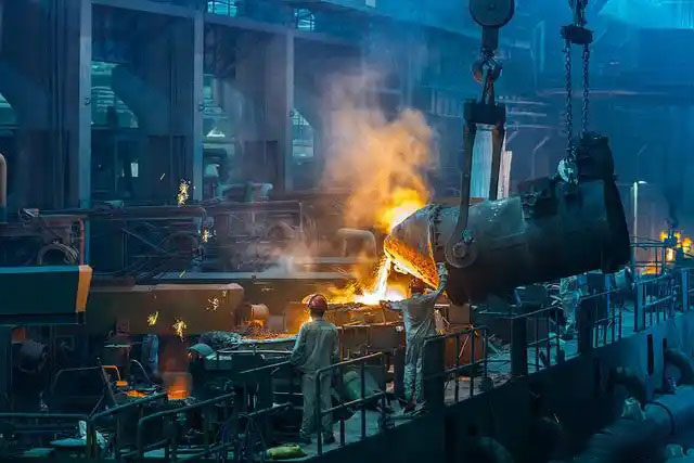 鋼鐵行業(yè)是全球工業(yè)體系中的重要支柱之一,其產品廣泛應用于基礎設施建設、機械制造、汽車工業(yè)等領域。隨著全球工業(yè)化進程的不斷深入,鋼鐵行業(yè)呈現(xiàn)出國際化競爭格局。在眾多鋼鐵制造企業(yè)中,有6家公司以其出色的經營業(yè)績和強大的市場地位脫穎而出,成為了世界鋼鐵制造業(yè)的領軍企業(yè)。  第一，是總部位于中國的寶鋼集團。寶鋼集團創(chuàng)立于1992年,作為中國最大的鋼鐵生產企業(yè),其年產鋼鐵超過1億噸,在全球鋼鐵企業(yè)中居首位。寶鋼集團擁有先進的煉鋼技術和完善的產業(yè)鏈,產品涵蓋了碳鋼、合金鋼、不銹鋼等多個品類,廣泛應用于汽車、家電、建筑等領域。在國內市場上,寶鋼集團占據(jù)主導地位,同時也積極拓展海外市場,在全球范圍內享有較高的品牌知名度。   第二，是同樣總部設在中國的武鋼集團。武鋼集團成立于1958年,是中國最早的鋼鐵生產企業(yè)之一,擁有悠久的歷史和豐富的生產經驗。該集團主營碳鋼和合金鋼的生產,年產量超過5000萬噸,位居全球第二。武鋼集團不僅在國內市場占有重要地位,同時也積極開拓海外市場,產品遠銷歐洲、東南亞等地區(qū)。近年來,武鋼集團通過并購重組等方式不斷擴大產能,提升了其在全球鋼鐵行業(yè)的影響力。   第三，是總部位于印度的塔塔鋼鐵公司。塔塔鋼鐵公司成立于1907年,是全球歷史最悠久的鋼鐵制造企業(yè)之一。該公司年產鋼鐵超過1800萬噸,產品涵蓋了碳鋼、合金鋼、不銹鋼等種類,廣泛應用于汽車、基礎設施、機械制造等領域。憑借雄厚的技術實力和優(yōu)秀的管理團隊,塔塔鋼鐵公司在全球鋼鐵市場上占據(jù)了重要地位,在發(fā)展中國家市場尤其具有優(yōu)勢。   第四，是總部位于日本的新日鐵住金株式會社。新日鐵住金株式會社是日本最大的鋼鐵制造企業(yè),年產鋼鐵約4500萬噸,位居全球第四。該公司擁有業(yè)內領先的技術水平,在煉鋼、軋鋼等工藝上均有很強的競爭力。同時,新日鐵住金還積極推動產品創(chuàng)新,開發(fā)出多種高性能鋼材,廣泛應用于汽車制造、電子電器等行業(yè)。憑借雄厚的技術實力和優(yōu)質的產品,新日鐵住金在日本國內以及東亞地區(qū)市場占據(jù)主導地位。   第五,是總部位于韓國的POSCO。POSCO創(chuàng)立于1968年,是韓國最大的鋼鐵制造企業(yè),年產鋼鐵約4000萬噸。POSCO在煉鋼技術、產品研發(fā)等方面均處于業(yè)內領先水平,旗下?lián)碛卸嗉液Ｍ庾庸?業(yè)務覆蓋全球主要市場。近年來,POSCO不斷優(yōu)化產品結構,提升高附加值鋼材的占比,在汽車制造、電子等領域具有較強的市場競爭力。憑借優(yōu)秀的經營業(yè)績和穩(wěn)健的財務狀況,POSCO在全球鋼鐵行業(yè)中占據(jù)重要地位。   第六,是總部位于美國的美國鋼鐵公司。美國鋼鐵公司創(chuàng)立于1901年,是美國最大的鋼鐵制造企業(yè),年產鋼鐵約1600萬噸。該公司在碳鋼、不銹鋼等品類的生產上均具有較強的技術實力,產品廣泛應用于汽車制造、基礎設施建設等領域。近年來,美國鋼鐵公司通過資產重組和技術創(chuàng)新等措施,不斷提升自身競爭力,在北美市場保持領先地位。   舉報/反饋