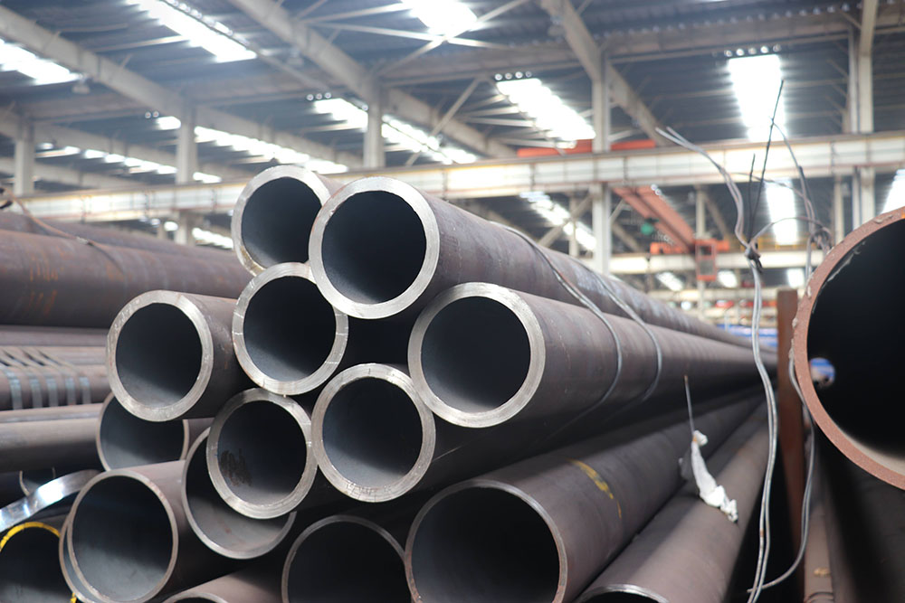 無(wú)縫管 (seamless tube)    美標(biāo)API 5L  無(wú)縫管是一種具有中空截面、周邊沒有接縫的長(zhǎng)條鋼材。鋼管具有中空截面，大量用作輸送流體的管道，如輸送石油、天然氣、煤氣、水及某些固體物料的管道等。鋼管與圓鋼等實(shí)心鋼材相比，在抗彎抗扭強(qiáng)度相同時(shí)，重量較輕，是一種經(jīng)濟(jì)截面鋼材，廣泛用于制造結(jié)構(gòu)件和機(jī)械零件，如石油鉆桿、汽車傳動(dòng)軸、自行車架以及建筑施工中用的鋼腳手架等。用鋼管制造環(huán)形零件，可提高材料利用率，簡(jiǎn)化制造工序，節(jié)約材料和加工工時(shí)，如滾動(dòng)軸承套圈、千斤頂套等，目前已廣泛用鋼管來(lái)制造。鋼管還是各種常規(guī)武器不可缺少的材料，槍管、炮筒等都要鋼管來(lái)制造。鋼管按橫截面積形狀的不同可分為圓管和異型管。由于在周長(zhǎng)相等的條件下，圓面積最大，用圓形管可以輸送更多的流體。此外，圓環(huán)截面在承受內(nèi)部或外部徑向壓力時(shí)，受力較均勻，因此，絕大多數(shù)鋼管是圓管。  但是，圓管也有一定的局限性，如在受平面彎曲的條件下，圓管就不如方、矩形管抗彎強(qiáng)度大，一些農(nóng)機(jī)具骨架、鋼木家具等就常用方、矩形管。根據(jù)不同用途還需有其他截面形狀的異型鋼管。  目前，全世界生產(chǎn)無(wú)縫管的共計(jì)有110多個(gè)國(guó)家的1850多個(gè)公司下的5100多個(gè)生產(chǎn)廠，其中生產(chǎn)石油管的有44個(gè)國(guó)家的170多個(gè)公司下的260多個(gè)廠。2000年，無(wú)縫管全國(guó)表觀消費(fèi)量為418.0萬(wàn)噸，其中國(guó)內(nèi)供應(yīng)量的382.1萬(wàn)噸，占國(guó)內(nèi)總需求的91.4%。進(jìn)口為35.9萬(wàn)噸，占國(guó)內(nèi)總需求的8.59%。同年石油管消費(fèi)量大約為91萬(wàn)噸。進(jìn)口約25.2萬(wàn)噸。進(jìn)口管占國(guó)內(nèi)總消費(fèi)量的大約70%，其中進(jìn)口管占國(guó)內(nèi)總消費(fèi)量的27.69%，石油管進(jìn)口量約占無(wú)縫管總進(jìn)口量的大約70%。從日本進(jìn)口的石油管占總進(jìn)口量一半以上。中國(guó)最大的石油套管生產(chǎn)基地——天津鋼管公司2000年的鋼管產(chǎn)品出來(lái)為52.20萬(wàn)噸，其中石油套管產(chǎn)量為36.41萬(wàn)噸。套管占全國(guó)石油產(chǎn)量的一半以上。在產(chǎn)量和銷售量上都占中國(guó)套管市場(chǎng)的第一位。    從國(guó)際和國(guó)內(nèi)兩個(gè)市場(chǎng)來(lái)看，無(wú)縫管（包括石油專用管）的現(xiàn)有生產(chǎn)能力均已大于需求。所以，今后的重點(diǎn)應(yīng)放在充分發(fā)揮現(xiàn)有機(jī)組的能力，開發(fā)出高強(qiáng)度等級(jí)、高抗擊毀、高抗腐蝕的石油管、高壓鍋爐管和氣瓶管等產(chǎn)品。也是國(guó)家針對(duì)當(dāng)前我國(guó)鋼鐵市場(chǎng)進(jìn)行優(yōu)化產(chǎn)品結(jié)構(gòu)的內(nèi)容。這也是增加在國(guó)內(nèi)外產(chǎn)品競(jìng)爭(zhēng)力、擴(kuò)大市場(chǎng)份額的關(guān)鍵所在。就是說(shuō)，提高國(guó)內(nèi)鋼管企業(yè)的市場(chǎng)競(jìng)爭(zhēng)力是加和WTO以后國(guó)內(nèi)企業(yè)長(zhǎng)期的任務(wù)和成功發(fā)展的關(guān)鍵。  1.結(jié)構(gòu)用無(wú)縫管（GB/T8162-1999）是用于一般結(jié)構(gòu)和機(jī)械結(jié)構(gòu)的無(wú)縫管。  2.流體輸送用無(wú)縫管（GB/T8163-1999）是用于輸送水、油、氣等流體的一般無(wú)縫管。  3.低中壓鍋爐用無(wú)縫管（GB3087-1999）是用于制造各種結(jié)構(gòu)低中壓鍋爐過(guò)熱蒸汽管、沸水管及機(jī)車鍋爐用過(guò)熱蒸汽管、大煙管、小煙管和拱磚管用的優(yōu)質(zhì)碳素結(jié)構(gòu)鋼熱軋和冷拔（軋）無(wú)縫管。  4.高壓鍋爐用無(wú)縫管（GB5310-1995）是用于制造高壓及其以上壓力的水管鍋爐受熱面用的優(yōu)質(zhì)碳素鋼、合金鋼和不銹耐熱鋼無(wú)縫管。  5.化肥設(shè)備用高壓無(wú)縫管（GB6479-2000）是適用于工作溫度為-40~400℃、工作壓力為10~30Ma的化工設(shè)備和管道的優(yōu)質(zhì)碳素結(jié)構(gòu)鋼和合金鋼無(wú)縫管。  6.石油裂化用無(wú)縫管（GB9948-88）是適用于石油精煉廠的爐管、熱交換器和管道無(wú)縫管。  7.地質(zhì)鉆探用鋼管（YB235-70）是供地質(zhì)部門進(jìn)行巖心鉆探使用的鋼管，按用途可分為鉆桿、鉆鋌、巖心管、套管和沉淀管等。  8.金剛石巖芯鉆探用無(wú)縫管（GB3423-82）是用于金剛石巖芯鉆探的鉆桿、巖心桿、套管的無(wú)縫管。  9.石油鉆探管（YB528-65）是用于石油鉆探兩端內(nèi)加厚或外加厚的無(wú)縫管。鋼管分車絲和不車絲兩種，車絲管用接頭聯(lián)結(jié)，不車絲管用對(duì)焊的方法與工具接頭聯(lián)結(jié)。  10.船舶用碳鋼無(wú)縫管（GB5213-85）是制造船舶I級(jí)耐壓管系、Ⅱ級(jí)耐壓管系、鍋爐及過(guò)熱器用的碳素鋼無(wú)縫管。碳素鋼無(wú)縫管管壁工作溫度不超過(guò)450℃，合金鋼無(wú)縫管管壁工作溫度超過(guò)450℃。  11.汽車半軸套管用無(wú)縫管（GB3088-82）是制造汽車半軸套管及驅(qū)動(dòng)橋橋殼軸管用的優(yōu)質(zhì)碳素結(jié)構(gòu)鋼和合金結(jié)構(gòu)鋼熱軋無(wú)縫管。  12.柴油機(jī)用高壓油管（GB3093-86）是制造柴油機(jī)噴射系統(tǒng)高壓管用的冷拔無(wú)縫管。  13.液壓和氣動(dòng)缸筒用精密內(nèi)徑無(wú)縫管（GB8713-88）是制造液壓和氣動(dòng)缸筒用的具有精密內(nèi)徑尺寸的冷拔或冷軋精密無(wú)縫管。  14.冷拔或冷軋精密無(wú)縫管（GB3639-83）是用于機(jī)械結(jié)構(gòu)、液壓設(shè)備的尺寸精度高和表面光潔度好的冷拔或冷軋精密無(wú)縫管。選用精密無(wú)縫管制造機(jī)械結(jié)構(gòu)或液壓設(shè)備等，可以大大節(jié)約機(jī)械加工工時(shí)，提高材料利用率，同時(shí)有利于提高產(chǎn)品質(zhì)量。  15.結(jié)構(gòu)用不銹鋼無(wú)縫管（GB/T14975-1994）是廣泛用于化工、石油、輕紡、醫(yī)療、食品、機(jī)械等工業(yè)的耐腐蝕管道和結(jié)構(gòu)件及零件的不銹鋼制成的熱軋（擠、擴(kuò)）和冷拔（軋）無(wú)縫管。  16.流體輸送用不銹鋼無(wú)縫管（GB/T14976-1994）是用于輸送流體的不銹鋼制成的熱軋（擠、擴(kuò)）和冷拔（軋）無(wú)縫管。  17.異型無(wú)縫管是除了圓管以外的其他截面形狀的無(wú)縫管的總稱。按鋼管截面形狀尺寸的不同又可分為等壁厚異型無(wú)縫管（代號(hào)為D）、不等壁厚異型無(wú)縫管（代號(hào)為BD）、變直徑異型無(wú)縫管（代號(hào)為BJ）。異型無(wú)縫管廣泛用于各種結(jié)構(gòu)件、工具和機(jī)械零部件。和圓管相比，異型管一般都有較大的慣性矩和截面模數(shù)，有較大的抗彎抗扭能力，可以大大減輕結(jié)構(gòu)重量，節(jié)約鋼材。  一般用無(wú)縫管是用10、20、30、35、45等優(yōu)質(zhì)碳結(jié)鋼16Mn、5MnV等低合金結(jié)構(gòu)鋼或40Cr、30CrMnSi、45Mn2、40MnB等合結(jié)鋼熱軋或冷軋制成的。10、20等低碳鋼制造的無(wú)縫管主要用于流體輸送管道。45、40Cr等中碳鋼制成的無(wú)縫管用來(lái)制造機(jī)械零件，如汽車、拖拉機(jī)的受力零件。一般用無(wú)縫管要保證強(qiáng)度和壓扁試驗(yàn)。熱軋鋼管以熱軋狀態(tài)或熱處理狀態(tài)交貨；冷軋以熱以熱處理狀態(tài)交貨。低中壓鍋爐用無(wú)縫管：用于制造各種低中壓鍋爐、過(guò)熱蒸汽管、沸水管、水冷壁管及機(jī)車鍋爐用過(guò)熱蒸汽管、大煙管、小煙管和拱磚管等。  用優(yōu)質(zhì)碳素結(jié)構(gòu)鋼熱軋或冷軋（撥）無(wú)縫管。主要用10、20號(hào)鋼制造，除保證化學(xué)成分和機(jī)械性能外要做水壓試驗(yàn)，卷邊、擴(kuò)口、壓扁等試驗(yàn)。熱軋以熱軋狀態(tài)交貨、冷軋（撥）以熱處理狀態(tài)交貨。  無(wú)縫管計(jì)算公式及舉例說(shuō)明：（kg/m）W=0.02466×S（D–S）D=外徑S=壁厚  外徑為60mm壁厚4mm的無(wú)縫鋼管，求每m重量。每m重量=0.02466×4×（60–4）=5.52kg