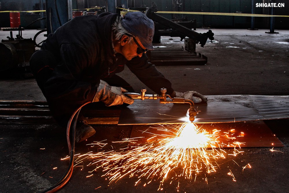 在工業(yè)生產(chǎn)中，鋼板切割是一項至關(guān)重要的工藝，廣泛應(yīng)用于機械制造、建筑、橋梁建設(shè)等多個領(lǐng)域。為了滿足不同項目的需求，鋼板切割采用了多種加工方式。本文將詳細介紹鋼板切割中常見的幾種加工方式，包括火焰切割、激光切割、等離子切割、水刀切割以及機械切割等。    一、火焰切割    火焰切割是利用氧氣和乙炔的燃燒產(chǎn)生的高溫火焰來切割鋼板的一種加工方式。在切割過程中，火焰將鋼板局部加熱至熔化狀態(tài)，同時氧氣流將熔化的金屬吹走，形成切口?；鹧媲懈钤O(shè)備相對簡單，成本低廉，適用于切割厚度較大的鋼板。然而，由于切割過程中產(chǎn)生的熱影響區(qū)較大，易導(dǎo)致鋼板變形和材質(zhì)變化，因此精度和表面質(zhì)量相對較低。          二、激光切割    激光切割是利用高功率密度的激光束照射鋼板表面，使鋼板迅速熔化、汽化或達到點燃點，同時以高速氣流將熔化或燃燒的金屬吹走，形成切口。激光切割具有切割速度快、精度高、熱影響區(qū)小等優(yōu)點，特別適用于切割薄板和中厚板。此外，激光切割還能實現(xiàn)自動化和智能化生產(chǎn)，提高生產(chǎn)效率。            三、等離子切割    等離子切割是利用高溫、高速度的等離子氣體流對鋼板進行切割的一種加工方式。在切割過程中，等離子氣體流將鋼板局部熔化，并通過氣流將熔化的金屬吹走。等離子切割適用于切割中厚板和厚板，具有切割速度快、熱影響區(qū)小、切口平整等優(yōu)點。然而，等離子切割設(shè)備的成本較高，維護也相對復(fù)雜。    四、水刀切割    水刀切割是利用高壓水流對鋼板進行切割的一種加工方式。在切割過程中，高壓水流將鋼板局部沖蝕，形成切口。水刀切割具有切割精度高、表面質(zhì)量好、無熱影響區(qū)等優(yōu)點，特別適用于切割薄板和對表面質(zhì)量要求較高的項目。此外，水刀切割還能實現(xiàn)綠色生產(chǎn)，減少環(huán)境污染。    五、機械切割    機械切割是利用切割機械對鋼板進行切割的一種加工方式，如鋸床切割、銑床切割等。機械切割適用于切割各種厚度和材質(zhì)的鋼板，具有切割精度高、切口平整、適應(yīng)性強等優(yōu)點。然而，機械切割的速度相對較慢，生產(chǎn)效率較低，且對于較厚的鋼板，切割難度較大。            在選擇鋼板切割加工方式時，需要根據(jù)項目的具體需求、鋼板的厚度和材質(zhì)、生產(chǎn)效率和成本等因素進行綜合考慮。對于要求高精度、高表面質(zhì)量的切割項目，激光切割和水刀切割是較為理想的選擇；對于切割厚度較大、對表面質(zhì)量要求不高的項目，火焰切割和等離子切割則更具優(yōu)勢；而對于需要靈活應(yīng)對各種切割需求的場景，機械切割則是一種可靠的選擇。    總之，隨著科技的不斷進步和工業(yè)生產(chǎn)的不斷發(fā)展，鋼板切割加工方式也在不斷創(chuàng)新和完善。了解各種加工方式的優(yōu)缺點，并根據(jù)實際需求選擇合適的加工方式，對于提高鋼板切割的質(zhì)量和效率具有重要意義。