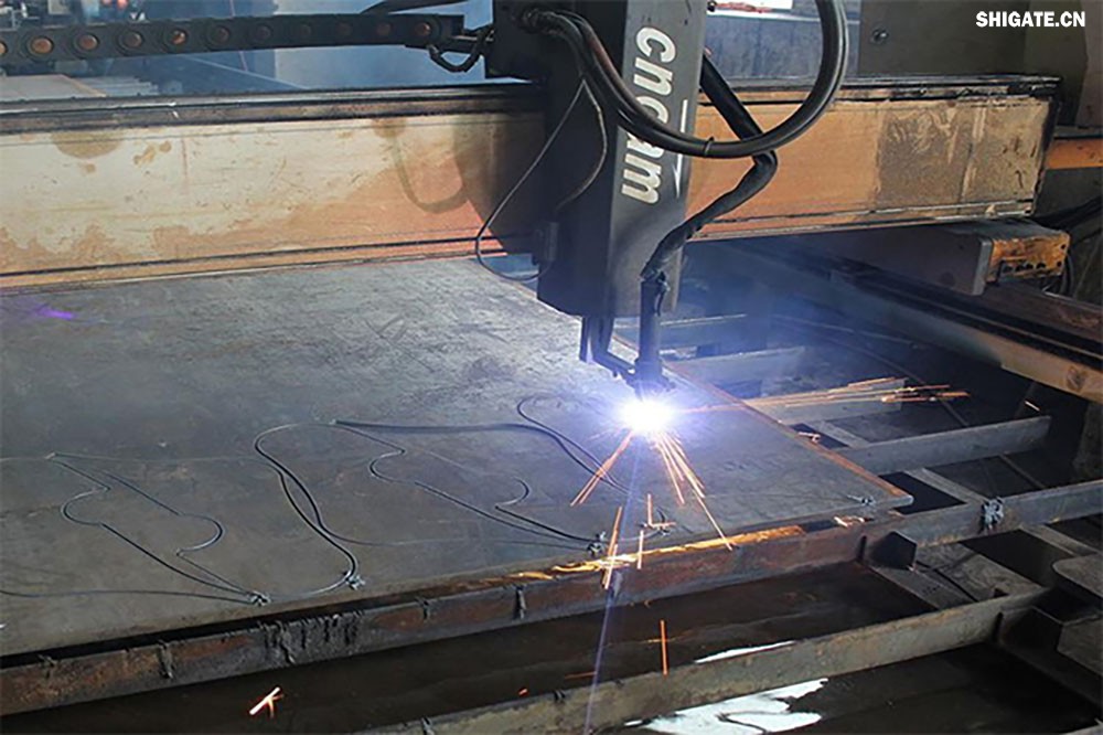 在工業(yè)生產(chǎn)中，鋼板切割是一項至關(guān)重要的工藝，廣泛應(yīng)用于機械制造、建筑、橋梁建設(shè)等多個領(lǐng)域。為了滿足不同項目的需求，鋼板切割采用了多種加工方式。本文將詳細介紹鋼板切割中常見的幾種加工方式，包括火焰切割、激光切割、等離子切割、水刀切割以及機械切割等。    一、火焰切割    火焰切割是利用氧氣和乙炔的燃燒產(chǎn)生的高溫火焰來切割鋼板的一種加工方式。在切割過程中，火焰將鋼板局部加熱至熔化狀態(tài)，同時氧氣流將熔化的金屬吹走，形成切口?；鹧媲懈钤O(shè)備相對簡單，成本低廉，適用于切割厚度較大的鋼板。然而，由于切割過程中產(chǎn)生的熱影響區(qū)較大，易導(dǎo)致鋼板變形和材質(zhì)變化，因此精度和表面質(zhì)量相對較低。          二、激光切割    激光切割是利用高功率密度的激光束照射鋼板表面，使鋼板迅速熔化、汽化或達到點燃點，同時以高速氣流將熔化或燃燒的金屬吹走，形成切口。激光切割具有切割速度快、精度高、熱影響區(qū)小等優(yōu)點，特別適用于切割薄板和中厚板。此外，激光切割還能實現(xiàn)自動化和智能化生產(chǎn)，提高生產(chǎn)效率。            三、等離子切割    等離子切割是利用高溫、高速度的等離子氣體流對鋼板進行切割的一種加工方式。在切割過程中，等離子氣體流將鋼板局部熔化，并通過氣流將熔化的金屬吹走。等離子切割適用于切割中厚板和厚板，具有切割速度快、熱影響區(qū)小、切口平整等優(yōu)點。然而，等離子切割設(shè)備的成本較高，維護也相對復(fù)雜。    四、水刀切割    水刀切割是利用高壓水流對鋼板進行切割的一種加工方式。在切割過程中，高壓水流將鋼板局部沖蝕，形成切口。水刀切割具有切割精度高、表面質(zhì)量好、無熱影響區(qū)等優(yōu)點，特別適用于切割薄板和對表面質(zhì)量要求較高的項目。此外，水刀切割還能實現(xiàn)綠色生產(chǎn)，減少環(huán)境污染。    五、機械切割    機械切割是利用切割機械對鋼板進行切割的一種加工方式，如鋸床切割、銑床切割等。機械切割適用于切割各種厚度和材質(zhì)的鋼板，具有切割精度高、切口平整、適應(yīng)性強等優(yōu)點。然而，機械切割的速度相對較慢，生產(chǎn)效率較低，且對于較厚的鋼板，切割難度較大。            在選擇鋼板切割加工方式時，需要根據(jù)項目的具體需求、鋼板的厚度和材質(zhì)、生產(chǎn)效率和成本等因素進行綜合考慮。對于要求高精度、高表面質(zhì)量的切割項目，激光切割和水刀切割是較為理想的選擇；對于切割厚度較大、對表面質(zhì)量要求不高的項目，火焰切割和等離子切割則更具優(yōu)勢；而對于需要靈活應(yīng)對各種切割需求的場景，機械切割則是一種可靠的選擇。    總之，隨著科技的不斷進步和工業(yè)生產(chǎn)的不斷發(fā)展，鋼板切割加工方式也在不斷創(chuàng)新和完善。了解各種加工方式的優(yōu)缺點，并根據(jù)實際需求選擇合適的加工方式，對于提高鋼板切割的質(zhì)量和效率具有重要意義。