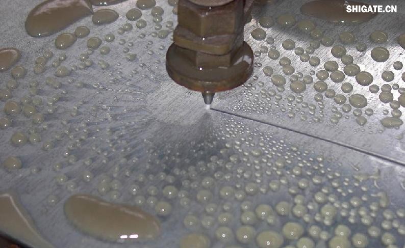 在工業(yè)生產(chǎn)中，鋼板切割是一項至關(guān)重要的工藝，廣泛應(yīng)用于機械制造、建筑、橋梁建設(shè)等多個領(lǐng)域。為了滿足不同項目的需求，鋼板切割采用了多種加工方式。本文將詳細介紹鋼板切割中常見的幾種加工方式，包括火焰切割、激光切割、等離子切割、水刀切割以及機械切割等。    一、火焰切割    火焰切割是利用氧氣和乙炔的燃燒產(chǎn)生的高溫火焰來切割鋼板的一種加工方式。在切割過程中，火焰將鋼板局部加熱至熔化狀態(tài)，同時氧氣流將熔化的金屬吹走，形成切口?；鹧媲懈钤O(shè)備相對簡單，成本低廉，適用于切割厚度較大的鋼板。然而，由于切割過程中產(chǎn)生的熱影響區(qū)較大，易導(dǎo)致鋼板變形和材質(zhì)變化，因此精度和表面質(zhì)量相對較低。          二、激光切割    激光切割是利用高功率密度的激光束照射鋼板表面，使鋼板迅速熔化、汽化或達到點燃點，同時以高速氣流將熔化或燃燒的金屬吹走，形成切口。激光切割具有切割速度快、精度高、熱影響區(qū)小等優(yōu)點，特別適用于切割薄板和中厚板。此外，激光切割還能實現(xiàn)自動化和智能化生產(chǎn)，提高生產(chǎn)效率。            三、等離子切割    等離子切割是利用高溫、高速度的等離子氣體流對鋼板進行切割的一種加工方式。在切割過程中，等離子氣體流將鋼板局部熔化，并通過氣流將熔化的金屬吹走。等離子切割適用于切割中厚板和厚板，具有切割速度快、熱影響區(qū)小、切口平整等優(yōu)點。然而，等離子切割設(shè)備的成本較高，維護也相對復(fù)雜。    四、水刀切割    水刀切割是利用高壓水流對鋼板進行切割的一種加工方式。在切割過程中，高壓水流將鋼板局部沖蝕，形成切口。水刀切割具有切割精度高、表面質(zhì)量好、無熱影響區(qū)等優(yōu)點，特別適用于切割薄板和對表面質(zhì)量要求較高的項目。此外，水刀切割還能實現(xiàn)綠色生產(chǎn)，減少環(huán)境污染。    五、機械切割    機械切割是利用切割機械對鋼板進行切割的一種加工方式，如鋸床切割、銑床切割等。機械切割適用于切割各種厚度和材質(zhì)的鋼板，具有切割精度高、切口平整、適應(yīng)性強等優(yōu)點。然而，機械切割的速度相對較慢，生產(chǎn)效率較低，且對于較厚的鋼板，切割難度較大。            在選擇鋼板切割加工方式時，需要根據(jù)項目的具體需求、鋼板的厚度和材質(zhì)、生產(chǎn)效率和成本等因素進行綜合考慮。對于要求高精度、高表面質(zhì)量的切割項目，激光切割和水刀切割是較為理想的選擇；對于切割厚度較大、對表面質(zhì)量要求不高的項目，火焰切割和等離子切割則更具優(yōu)勢；而對于需要靈活應(yīng)對各種切割需求的場景，機械切割則是一種可靠的選擇。    總之，隨著科技的不斷進步和工業(yè)生產(chǎn)的不斷發(fā)展，鋼板切割加工方式也在不斷創(chuàng)新和完善。了解各種加工方式的優(yōu)缺點，并根據(jù)實際需求選擇合適的加工方式，對于提高鋼板切割的質(zhì)量和效率具有重要意義。