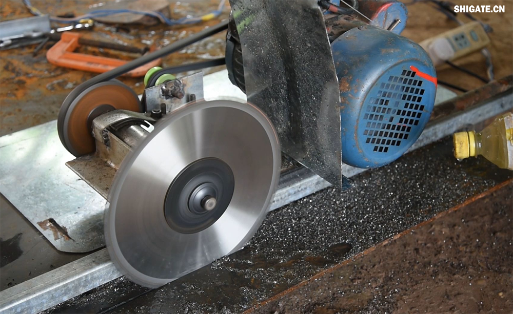 在工業(yè)生產(chǎn)中，鋼板切割是一項至關(guān)重要的工藝，廣泛應(yīng)用于機械制造、建筑、橋梁建設(shè)等多個領(lǐng)域。為了滿足不同項目的需求，鋼板切割采用了多種加工方式。本文將詳細介紹鋼板切割中常見的幾種加工方式，包括火焰切割、激光切割、等離子切割、水刀切割以及機械切割等。    一、火焰切割    火焰切割是利用氧氣和乙炔的燃燒產(chǎn)生的高溫火焰來切割鋼板的一種加工方式。在切割過程中，火焰將鋼板局部加熱至熔化狀態(tài)，同時氧氣流將熔化的金屬吹走，形成切口?；鹧媲懈钤O(shè)備相對簡單，成本低廉，適用于切割厚度較大的鋼板。然而，由于切割過程中產(chǎn)生的熱影響區(qū)較大，易導(dǎo)致鋼板變形和材質(zhì)變化，因此精度和表面質(zhì)量相對較低。          二、激光切割    激光切割是利用高功率密度的激光束照射鋼板表面，使鋼板迅速熔化、汽化或達到點燃點，同時以高速氣流將熔化或燃燒的金屬吹走，形成切口。激光切割具有切割速度快、精度高、熱影響區(qū)小等優(yōu)點，特別適用于切割薄板和中厚板。此外，激光切割還能實現(xiàn)自動化和智能化生產(chǎn)，提高生產(chǎn)效率。            三、等離子切割    等離子切割是利用高溫、高速度的等離子氣體流對鋼板進行切割的一種加工方式。在切割過程中，等離子氣體流將鋼板局部熔化，并通過氣流將熔化的金屬吹走。等離子切割適用于切割中厚板和厚板，具有切割速度快、熱影響區(qū)小、切口平整等優(yōu)點。然而，等離子切割設(shè)備的成本較高，維護也相對復(fù)雜。    四、水刀切割    水刀切割是利用高壓水流對鋼板進行切割的一種加工方式。在切割過程中，高壓水流將鋼板局部沖蝕，形成切口。水刀切割具有切割精度高、表面質(zhì)量好、無熱影響區(qū)等優(yōu)點，特別適用于切割薄板和對表面質(zhì)量要求較高的項目。此外，水刀切割還能實現(xiàn)綠色生產(chǎn)，減少環(huán)境污染。    五、機械切割    機械切割是利用切割機械對鋼板進行切割的一種加工方式，如鋸床切割、銑床切割等。機械切割適用于切割各種厚度和材質(zhì)的鋼板，具有切割精度高、切口平整、適應(yīng)性強等優(yōu)點。然而，機械切割的速度相對較慢，生產(chǎn)效率較低，且對于較厚的鋼板，切割難度較大。            在選擇鋼板切割加工方式時，需要根據(jù)項目的具體需求、鋼板的厚度和材質(zhì)、生產(chǎn)效率和成本等因素進行綜合考慮。對于要求高精度、高表面質(zhì)量的切割項目，激光切割和水刀切割是較為理想的選擇；對于切割厚度較大、對表面質(zhì)量要求不高的項目，火焰切割和等離子切割則更具優(yōu)勢；而對于需要靈活應(yīng)對各種切割需求的場景，機械切割則是一種可靠的選擇。    總之，隨著科技的不斷進步和工業(yè)生產(chǎn)的不斷發(fā)展，鋼板切割加工方式也在不斷創(chuàng)新和完善。了解各種加工方式的優(yōu)缺點，并根據(jù)實際需求選擇合適的加工方式，對于提高鋼板切割的質(zhì)量和效率具有重要意義。