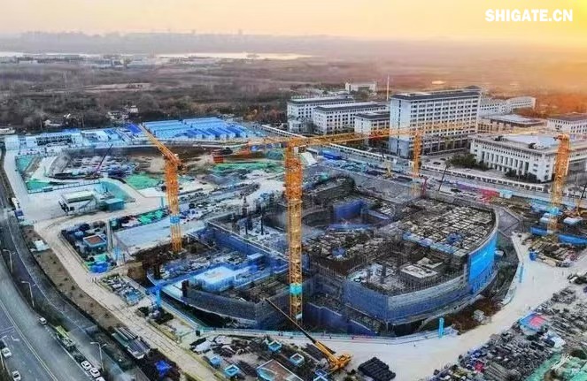 1月11日，河鋼集團舞鋼公司生產(chǎn)的一批高端鋼板發(fā)往客戶，將用于又一項“國之重器”——安徽合肥加快建設(shè)聚變能實驗裝置（BEST）項目的關(guān)鍵部位制造。  舞鋼公司深入貫徹落實集團戰(zhàn)略部署，緊盯高端客戶的需求，發(fā)揮自身技術(shù)優(yōu)勢，研發(fā)生產(chǎn)更多的高端特種鋼板，打造更多的“國之重器”。針對客戶志在通過該項目打造“世界首個緊湊型聚變能實驗裝置”的目標(biāo)，舞鋼公司高端高效益產(chǎn)品攻關(guān)團隊不斷優(yōu)化營銷方案，通過提供“一攬子”解決方案，贏得了客戶的認(rèn)可。在研發(fā)過程中，公司優(yōu)化工藝方案，在軋制環(huán)節(jié)增加兩項創(chuàng)新措施，并強化質(zhì)量過程管控，確保了鋼板表面質(zhì)量和內(nèi)部質(zhì)量全部優(yōu)于客戶需求，并按期交貨。  微信圖片_20250220083851.jpg  安徽合肥加快建設(shè)聚變能實驗裝置（BEST）項目總用地面積約16萬平方米，總建筑面積約15萬平方米。該裝置作為全超導(dǎo)托卡馬克核聚變實驗裝置（EAST）的后續(xù)項目，將在第一代EAST裝置的基礎(chǔ)上，首次演示聚變能發(fā)電，并有望率先建成世界首個緊湊型聚變能實驗裝置。