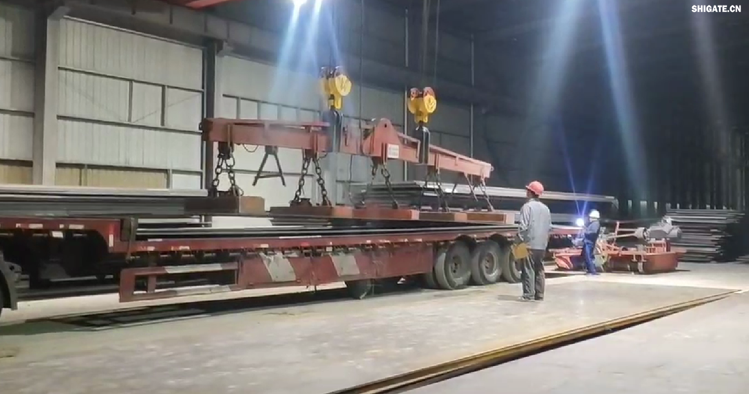 對于邁入2024年的鋼材市場而言，哪些因素是確定的？哪些因素是不確定的？  從需求來看，2024年，國內(nèi)宏觀經(jīng)濟繼續(xù)恢復向好，總體保持回升態(tài)勢，各項涉鋼指標轉(zhuǎn)暖預期強烈。在此背景下，預計鋼材需求總量（含出口）穩(wěn)定增長的態(tài)勢不會改變。為實現(xiàn)新年“開門紅”，新的刺激政策有望加速出臺，再加上穩(wěn)增長政策措施效應延續(xù)，預計2024年第1季度鋼材需求表現(xiàn)不會太差。  根據(jù)2023年11月份全國PMI（采購經(jīng)理指數(shù)）顯示，生產(chǎn)指數(shù)持續(xù)擴張，耗鋼行業(yè)指標處于高位水平；建筑業(yè)商務活動指數(shù)高位增長，建筑業(yè)施工進度繼續(xù)加快等，這些因素在一定程度上預示著開年鋼材需求向好的態(tài)勢。樂觀來看，2024年第1季度需求有同比增長3%的可能。    從供給來看，供給端存在較大的不確定性。中國鋼鐵工業(yè)協(xié)會統(tǒng)計數(shù)據(jù)顯示，2023年1月—11月份，我國累計生產(chǎn)粗鋼95214萬噸、生鐵81031萬噸、鋼材125282萬噸，同比分別增長1.5%、1.8%、5.7%。有需求就會有供給，開年需求增長將為鋼鐵產(chǎn)能釋放帶來空間。  從成本來看，2023年下半年以來，尤其是進入2023年第4季度后，鐵礦石、廢鋼、焦炭等鋼鐵原燃料價格持續(xù)上漲，由此帶來的成本壓力將在2024年延續(xù)。數(shù)據(jù)顯示，2023年11月份，我國進口鐵礦石10274.3萬噸，環(huán)比增長335.8萬噸，增幅為3.4%；進口均價為117.2美元/噸，環(huán)比上漲3.7%，同比上漲24.3%。2023年11月份，全國鐵礦石價格繼續(xù)上行。其中，河北唐山地區(qū)66%品位干基鐵精粉均價為1139元/噸，環(huán)比上漲4.6%；澳大利亞61.5%粉礦（山東日照港）均價為979元/噸，環(huán)比上漲5.3%。廢鋼價格也呈現(xiàn)上行態(tài)勢。2023年11月份，河北唐山地區(qū)重型廢鋼均價為2640元/噸，環(huán)比上漲2.5%；河北唐山地區(qū)二級冶金焦均價為2143元/噸，雖然環(huán)比下跌2.6%，但總體仍處于較高位置。據(jù)蘭格鋼鐵研究中心測算，使用2023年11月份購買的原燃料生產(chǎn)測算的生鐵成本指數(shù)為134.3點，環(huán)比上升0.8%。雖然這段時間國內(nèi)鋼材價格有所上漲，但總體來看，鋼材價格漲幅遠小于原燃料價格漲幅。因此，預計2024年初，成本端對鋼材價格的支撐仍將持續(xù)。  從庫存來看，監(jiān)測數(shù)據(jù)顯示，截至2023年12月1日，全國29個重點城市鋼材社會庫存量為831.13萬噸，環(huán)比下降8.2%，雖然與2022年同期相比上升4.08%，但仍處于較低水平。  從預期來看，受穩(wěn)增長措施不斷出臺及開年新政策出臺預期影響，市場人士普遍對2024年的行情抱有信心。尤其是2023年末召開的中央經(jīng)濟工作會議為我們增強信心和底氣、扎實做好2024年經(jīng)濟工作注入了力量。  綜合來看，對于2024年初的鋼材市場而言，成本提升、需求增多、庫存較低、信心仍強，這些是確定的，但鋼鐵產(chǎn)能釋放具有較大的不確定性。如果鋼鐵產(chǎn)能超預期釋放，那么將是開年鋼材市場的最大壓力。