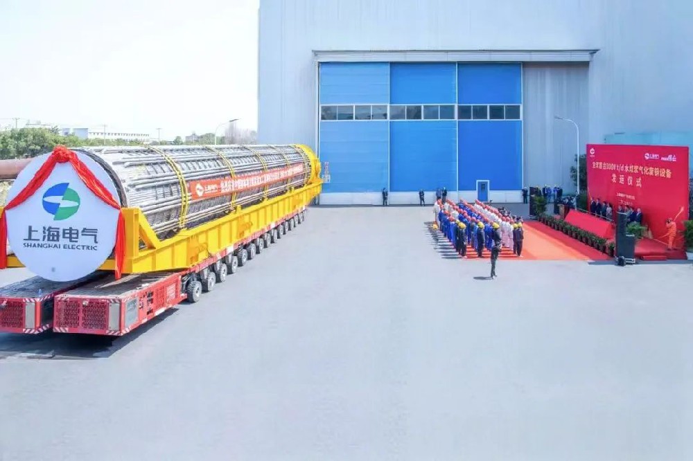 3月23日，全球首臺(tái)日處理量達(dá)3000噸的水煤漿氣化廢鍋設(shè)備，如期發(fā)往中煤榆林煤炭深加工基地項(xiàng)目，標(biāo)志著我國(guó)在大型煤氣化裝備領(lǐng)域?qū)崿F(xiàn)重大技術(shù)突破。河鋼集團(tuán)舞鋼公司生產(chǎn)的1050噸高端容器鋼板，替代進(jìn)口，獨(dú)家用于該設(shè)備制造。    舞鋼公司結(jié)合行業(yè)趨勢(shì)和企業(yè)定位，快速調(diào)整工作思路，把特鋼思路作為企業(yè)經(jīng)營(yíng)的“法寶”，努力走好高端產(chǎn)品路線。在深入走訪市場(chǎng)的過程中，舞鋼公司了解到某高端客戶計(jì)劃設(shè)計(jì)制造全球首臺(tái)日處理量達(dá)3000噸的水煤漿氣化廢鍋設(shè)備，由于各項(xiàng)技術(shù)要求比較高，其專利方美國(guó)Ap公司曾要求采用進(jìn)口鋼鐵材料制造該臺(tái)設(shè)備。舞鋼公司與該客戶和美國(guó)Ap公司進(jìn)行多輪次深度交流，充分發(fā)揮自身在高端容器鋼板領(lǐng)域的技術(shù)優(yōu)勢(shì)，為客戶研發(fā)契合設(shè)計(jì)要求的高端鋼鐵材料，贏得了客戶和美國(guó)Ap公司的認(rèn)可。在生產(chǎn)過程中，舞鋼公司高端高效益產(chǎn)品攻關(guān)團(tuán)隊(duì)和產(chǎn)線人員密切配合，根據(jù)產(chǎn)線實(shí)際，創(chuàng)新工藝、生產(chǎn)流程，嚴(yán)格過程質(zhì)量管控，確保了該批高端容器鋼板各項(xiàng)質(zhì)量指標(biāo)完全滿足客戶需求，成功替代進(jìn)口。  中煤榆林煤炭深加工基地項(xiàng)目是煤化工行業(yè)碳評(píng)價(jià)試點(diǎn)示范項(xiàng)目，同時(shí)也是化工領(lǐng)域半廢鍋流程煤氣化裝置國(guó)家示范項(xiàng)目，是推動(dòng)煤炭清潔高效利用技術(shù)規(guī)模化應(yīng)用的關(guān)鍵項(xiàng)目，將為中國(guó)煤化工高質(zhì)量發(fā)展注入新動(dòng)能。此次發(fā)運(yùn)的是全球首臺(tái)單爐干基煤炭處理量達(dá)3000噸/日的高效廢鍋設(shè)備，每小時(shí)可生產(chǎn)高壓蒸汽200噸。  