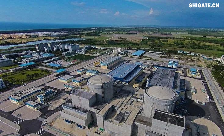 近日，新華社受權(quán)發(fā)布的《關(guān)于2024年國民經(jīng)濟(jì)和社會發(fā)展計劃執(zhí)行情況與2025年國民經(jīng)濟(jì)和社會發(fā)展計劃草案的報告》顯示，我國第三代自主產(chǎn)權(quán)核電“國和一號”示范工程1號首堆建成投運(yùn)?！皣鸵惶枴笔俏覈灾髟O(shè)計的全球最大功率非能動核電機(jī)組。河鋼集團(tuán)舞鋼公司生產(chǎn)的高端核電用鋼用于該項目核電機(jī)組安全殼、補(bǔ)水相關(guān)設(shè)備支撐、高溫高壓管件等的制造。          舞鋼公司堅持特鋼思路不動搖，以技術(shù)營銷和科技創(chuàng)新為兩大引擎，瞄準(zhǔn)國家重大項目和重點工程建設(shè)所需，圍繞高端鋼板研發(fā)做足文章，不斷引領(lǐng)市場發(fā)展潮流，彰顯舞鋼品牌價值。針對該項目對核電機(jī)組安全性等特殊設(shè)計要求，舞鋼公司核電鋼攻關(guān)團(tuán)隊在與項目方、設(shè)計方深度進(jìn)行技術(shù)交流的基礎(chǔ)上，通過創(chuàng)新冶煉工藝，精準(zhǔn)設(shè)計鋼板成分，優(yōu)化軋制工藝，全方位確保鋼板質(zhì)量優(yōu)良，得到了客戶的高度認(rèn)可，順利通過用戶見證，確保了鋼板的按期交付。  舞鋼公司是中國首個研發(fā)生產(chǎn)核電鋼板的寬厚板企業(yè)，建立有完善的核電質(zhì)保體系，并主持制定了核電站用碳素鋼和低合金鋼板國家標(biāo)準(zhǔn)，開發(fā)生產(chǎn)的核電站多種用途設(shè)備制造用系列鋼板大量用于核電站關(guān)鍵設(shè)備制造。  “國和一號”代表著當(dāng)今世界三代核電技術(shù)的先進(jìn)水平，是中國核電技術(shù)研發(fā)和產(chǎn)業(yè)創(chuàng)新的重要成果。