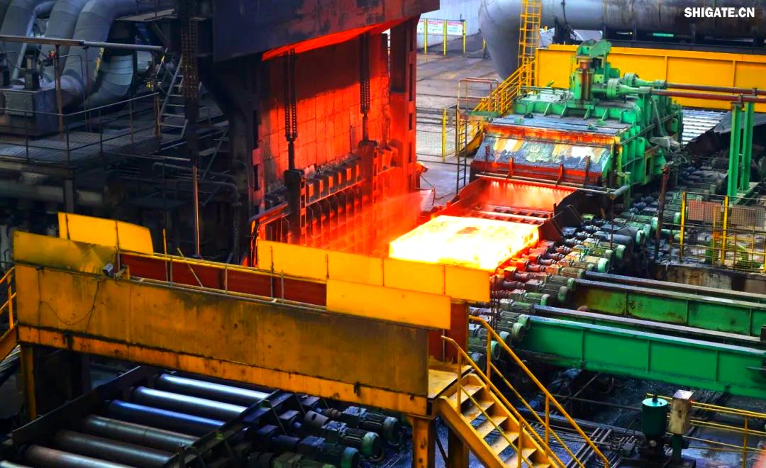 260余種寬厚板產(chǎn)品成功替代進(jìn)口或按國外標(biāo)準(zhǔn)生產(chǎn)，多個品種填補(bǔ)國內(nèi)空白并獨(dú)家供貨，更有40余種遠(yuǎn)銷海外。舞鋼公司不僅主導(dǎo)制定了臨氫設(shè)備用鉻鉬合金鋼板等十余項國家標(biāo)準(zhǔn)，還榮獲國家科學(xué)技術(shù)進(jìn)步獎一等獎2項、二等獎1項，省部級科技進(jìn)步獎更是數(shù)不勝數(shù)。自創(chuàng)立以來，河鋼集團(tuán)舞鋼公司便深耕寬厚板研發(fā)制造，打造出響亮的民族品牌，穩(wěn)坐世界寬厚板領(lǐng)域的頭把交椅。 fdb85620c4ebcb4769ad69d0a0a3e58f.png圖為舞鋼生產(chǎn)現(xiàn)場一角。  品牌價值涵蓋了企業(yè)的多方面競爭力，包括產(chǎn)品實力、文化底蘊(yùn)、資源調(diào)配能力、技術(shù)標(biāo)準(zhǔn)以及質(zhì)量管理等。河鋼集團(tuán)舞鋼公司深知這一點(diǎn)，其黨委書記、董事長于勇強(qiáng)調(diào)，要緊密貼近市場脈搏，不斷強(qiáng)化科技創(chuàng)新，以更好地維護(hù)和提升舞鋼的品牌價值，推動企業(yè)更上一層樓。  近日，《中國冶金報》的記者們走進(jìn)舞鋼，深入探訪了該企業(yè)品牌塑造的背后故事。舞鋼以科技為核心，提供高端定制服務(wù)，不僅緊跟行業(yè)動態(tài)和客戶需求，還專注于客戶應(yīng)用材料的替代研發(fā)，通過創(chuàng)新贏得先機(jī)。舞鋼人以攻堅克難的精神，突破關(guān)鍵技術(shù)難題，將關(guān)鍵核心技術(shù)牢牢掌握在自己手中，成功實現(xiàn)了從生產(chǎn)型企業(yè)到“制造+服務(wù)型企業(yè)”的轉(zhuǎn)型。  舞鋼黨委書記、董事長吝章國明確指出，舞鋼應(yīng)定位高端市場，致力于開發(fā)獨(dú)特且優(yōu)質(zhì)的高端產(chǎn)品，同時緊貼市場和客戶需求，提供量身定制的服務(wù)。這一策略不僅塑造了產(chǎn)品品牌，更提升了品牌價值。舞鋼國內(nèi)首發(fā)的SA737系列容器鋼板，以其大厚度、高技術(shù)難度，充分展現(xiàn)了企業(yè)在科技創(chuàng)新和高端定制方面的實力。 2024年10月，舞鋼在深入調(diào)研某重點(diǎn)客戶后，立志于替代進(jìn)口，著手研發(fā)大厚度、高技術(shù)難度的碳錳釩SA737系列容器鋼板。為此，公司組建了由技術(shù)、營銷人員等組成的高端高效益產(chǎn)品攻關(guān)團(tuán)隊，根據(jù)客戶需求定制了專屬供貨方案，贏得了客戶的信賴。  在生產(chǎn)過程中，舞鋼面臨鋼板厚度大、技術(shù)要求嚴(yán)苛等多重挑戰(zhàn)。但憑借強(qiáng)大的技術(shù)實力和創(chuàng)新能力，舞鋼團(tuán)隊不僅成功實施了覆蓋關(guān)鍵工序的梯度試驗，還根據(jù)試驗數(shù)據(jù)進(jìn)行了長達(dá)10余天的深入分析驗證，最終確定了與生產(chǎn)現(xiàn)場高度契合的最佳工藝方案。這一方案確保了SA737系列容器鋼板在拉伸性能、沖擊性能以及模擬焊后性能等方面均達(dá)到國內(nèi)領(lǐng)先水平，有力地提升了舞鋼的品牌價值。  圖為舞鋼第二鋼軋廠的生產(chǎn)現(xiàn)場。 2024年12月20日，舞鋼科技部收到了來自某高端客戶的積極反饋：“舞鋼生產(chǎn)的碳錳釩SA737系列容器鋼板焊接性能非常穩(wěn)定，簡直太好用了！連我們的工人都為你們點(diǎn)贊！”這標(biāo)志著舞鋼首次成功批量生產(chǎn)出大厚度、高技術(shù)難度的碳錳釩SA737系列容器鋼板，實現(xiàn)了國內(nèi)首發(fā)，為舞鋼打造新的差異化優(yōu)勢、引領(lǐng)寬厚板行業(yè)的高質(zhì)量發(fā)展注入了強(qiáng)大動力。同時，用戶對高端材料經(jīng)濟(jì)性的追求也成為舞鋼研發(fā)工作的重要考量因素。截至2024年底，舞鋼高錳鋼已在國內(nèi)首臺套高錳鋼船“GasChem Phoenix”上實現(xiàn)了安全運(yùn)行2萬海里的壯舉。這不僅標(biāo)志著舞鋼高錳鋼在國內(nèi)率先實現(xiàn)了實船應(yīng)用，更意味著新一代低成本、高性能的超低溫國產(chǎn)高錳鋼從基礎(chǔ)研究走向了工程應(yīng)用，為高錳鋼的推廣和應(yīng)用樹立了新的里程碑。  圖為舞鋼第二鋼軋廠。LNG（液化天然氣）新型低溫高錳鋼憑借其出色的低溫韌性、高延展性以及高強(qiáng)度，相較于傳統(tǒng)LNG船罐材料所采用的Ni系低溫鋼，展現(xiàn)出了顯著的經(jīng)濟(jì)效益。高錳鋼的應(yīng)用對LNG船舶制造企業(yè)而言，不僅有助于降低生產(chǎn)成本，更能提升其市場競爭力。為了實現(xiàn)科研成果與客戶需求的高效轉(zhuǎn)化，舞鋼積極展開了全方位、多輪次的科技創(chuàng)新活動。 2024年12月18日，舞鋼的生產(chǎn)線上，一批高端壓力容器鋼板在經(jīng)過數(shù)小時精心熱處理后，順利完成了切割與取樣，隨后進(jìn)入性能檢驗的關(guān)鍵環(huán)節(jié)?？萍疾康目蒲腥藛T全程緊密監(jiān)控，確保每一個環(huán)節(jié)都達(dá)到高標(biāo)準(zhǔn)。這批鋼板是為客戶量身定制的，面臨極高的技術(shù)挑戰(zhàn)，因為它們屬于超鑄坯壓縮比的極限規(guī)格?？蛻粢笤谀M長時間焊接后，對鋼板厚度一半處進(jìn)行零下30攝氏度的沖擊韌性測試。同時，由于鋼板壓縮比小、厚度大，采用常規(guī)工藝難以確保各項性能指標(biāo)。  面對這些挑戰(zhàn)，舞鋼的高端高效益產(chǎn)品攻關(guān)團(tuán)隊從坯料生產(chǎn)、軋制到熱處理各環(huán)節(jié)入手，經(jīng)過不懈努力，終于找到了與性能指標(biāo)相匹配的最佳工藝參數(shù)，從而優(yōu)化了整體生產(chǎn)工藝。最終，該鋼板的各項性能參數(shù)不僅遠(yuǎn)超客戶預(yù)期，更達(dá)到了世界領(lǐng)先水平。  舞鋼第二鋼軋廠，一個致力于高端壓力容器鋼板研發(fā)與生產(chǎn)的重要基地。在這里，科技與創(chuàng)新是永恒的主題。吝章國，作為舞鋼的科技領(lǐng)軍人物，深知科技成果轉(zhuǎn)化的重要性。他強(qiáng)調(diào)，只有將研發(fā)出的產(chǎn)品真正轉(zhuǎn)化為實際生產(chǎn)力，才能實現(xiàn)其真正的價值。因此，舞鋼始終將科技成果轉(zhuǎn)化作為工作的重中之重，不斷推動技術(shù)創(chuàng)新與產(chǎn)業(yè)升級的深度融合。 2024年，舞鋼繼續(xù)堅定地走特鋼路線，并成功研發(fā)了18個新產(chǎn)品。此外，舞鋼還積極與20余家高端客戶進(jìn)行互訪，并成功開發(fā)了104個直供用戶，首單訂貨量累計高達(dá)9.5萬余噸。這些成績的取得，得益于舞鋼在市場把控方面的機(jī)制創(chuàng)新。在制造業(yè)轉(zhuǎn)型升級的大背景下，中厚板領(lǐng)域已成為鋼鐵行業(yè)增長最快的領(lǐng)域和效益源泉，這也導(dǎo)致國內(nèi)中厚板市場的供需狀況發(fā)生了深刻變化。面對這一新形勢，舞鋼積極應(yīng)對，通過機(jī)制創(chuàng)新來提升市場把控力，以實現(xiàn)更好的生存和發(fā)展。  舞鋼通過創(chuàng)新機(jī)制體制，進(jìn)一步強(qiáng)化了銷售端資源傾斜，推動企業(yè)從單一生產(chǎn)向“制造+服務(wù)”模式轉(zhuǎn)型。他們深化市場、客戶和服務(wù)意識，不斷提高執(zhí)行、適應(yīng)和變革能力，專注于市場和客戶需求。經(jīng)過一系列舉措，舞鋼對市場的把控能力得到了顯著提升。  在2024年9月6日的舞鋼高端水電鋼攻關(guān)團(tuán)隊周例會上，該團(tuán)隊負(fù)責(zé)人張曉克強(qiáng)調(diào)，擁有鋼需求的頭部客戶是市場開發(fā)的關(guān)鍵。他要求團(tuán)隊成員主動走訪、對接和服務(wù)這些客戶。該團(tuán)隊的積極攻關(guān)，使得舞鋼水電鋼合同承接量在2024年再創(chuàng)新高。  舞鋼始終以客戶需求為中心，通過多端對接和全面保障策略，不斷優(yōu)化產(chǎn)線建設(shè)。他們實施了領(lǐng)導(dǎo)班子成員的“產(chǎn)線包保”制度，從多個維度對兩條產(chǎn)線進(jìn)行數(shù)據(jù)畫像，包括噸鋼邊際貢獻(xiàn)、低邊際合同占比等。這些措施促進(jìn)了產(chǎn)線和營銷人員更加關(guān)注產(chǎn)線關(guān)鍵指標(biāo)和創(chuàng)效能力，推動了企業(yè)管理重點(diǎn)從產(chǎn)量向產(chǎn)線的轉(zhuǎn)變。 53歲的高級技師任亞強(qiáng)，在面臨軋制生產(chǎn)難度極大、近乎顛覆其認(rèn)知的8120鋼板時，他堅定地選擇了挑戰(zhàn)。他不僅將軋輥壓下量精細(xì)調(diào)整，更把各道次的間隙時間縮短到極致，最終成功生產(chǎn)出滿足客戶要求的產(chǎn)品。這一成功，不僅彰顯了舞鋼在技術(shù)上的實力，更體現(xiàn)了他們對于市場和客戶需求的深刻洞察。  在舞鋼的攻關(guān)團(tuán)隊中，“技術(shù)咖”們成為銷售的堅強(qiáng)后盾。他們無條件支持銷售，對銷售人員提出的問題積極響應(yīng)，確保當(dāng)日事當(dāng)日畢。正是這種高效協(xié)作的精神，使得舞鋼在2024年成功中標(biāo)國內(nèi)多個知名建設(shè)項目。  在全員端，舞鋼更是全力以赴保市場，緊跟市場和客戶變化，提高反應(yīng)速度。他們突出柔性生產(chǎn)組織和靈活的訂單機(jī)制，實現(xiàn)生產(chǎn)組織與銷售的高度協(xié)同。同時，堅持加強(qiáng)質(zhì)量、成本和交貨期管理，珍惜品牌信譽(yù)，成為舞鋼廣大干部職工的工作準(zhǔn)則。  一次江蘇客戶的746噸高端容器鋼板供貨合同，雖然交貨期只有短短20天，但舞鋼各部門、各單位加強(qiáng)協(xié)同，全方位提升保供能力。最終，在客戶要求的交貨期內(nèi)，舞鋼高質(zhì)量、高標(biāo)準(zhǔn)完成了整單合同產(chǎn)品交付，贏得了客戶的贊譽(yù)。這一成功案例，更是舞鋼對市場把控能力和執(zhí)行能力的有力證明。 針對市場和客戶對鋼板質(zhì)量的高標(biāo)準(zhǔn)要求，舞鋼的技術(shù)團(tuán)隊進(jìn)行了深入細(xì)致的技術(shù)評審和質(zhì)量預(yù)判。他們精心制定了科學(xué)合理的工藝方案，旨在從合同的技術(shù)交流、生效下發(fā)階段就開始精準(zhǔn)識別生產(chǎn)難度，并提前進(jìn)行干預(yù)，以確保產(chǎn)品設(shè)計開發(fā)的精準(zhǔn)度，從而保障產(chǎn)品質(zhì)量。具體而言，舞鋼采取了以下措施：首先是加強(qiáng)過程管控，提高一次性合格率和合同兌現(xiàn)率；其次是技術(shù)指導(dǎo)全程參與，技術(shù)人員堅持“一次做對”的原則，對每個產(chǎn)品都進(jìn)行嚴(yán)格管理，以杜絕因標(biāo)準(zhǔn)化作業(yè)執(zhí)行不力導(dǎo)致的質(zhì)量波動；最后是不斷追求工藝改進(jìn)的完美性。  此外，舞鋼還通過健全激勵機(jī)制來激發(fā)銷售人員的積極性。他們根據(jù)KPI完成情況對銷售人員進(jìn)行評價，并根據(jù)銷售業(yè)績給予報酬，同時實施末位淘汰制度。此外，還設(shè)立了銷售網(wǎng)點(diǎn)賽馬獎勵機(jī)制、高售價高效益合同獎勵機(jī)制以及高端高效益產(chǎn)品技術(shù)攻關(guān)團(tuán)隊創(chuàng)效獎勵機(jī)制。  目前，舞鋼已針對高端細(xì)分市場、個性化小眾市場和新產(chǎn)業(yè)新業(yè)態(tài)市場需求進(jìn)行了布局。他們設(shè)立了15個營銷網(wǎng)點(diǎn)和32個高端高效產(chǎn)品攻關(guān)團(tuán)隊，形成了全線聯(lián)動的銷售反應(yīng)機(jī)制。2024年，舞鋼高端高效益產(chǎn)品的銷量同比提升了17%，高端熱處理產(chǎn)品的入庫量也同比增加7%。同時，頭部客戶的銷量占比提升了5%，高端產(chǎn)品的年銷量更是增長了18.9%。  舞鋼展廳一角，高端產(chǎn)品盡收眼底。 2025年，舞鋼將緊密圍繞河鋼集團(tuán)的戰(zhàn)略規(guī)劃，持續(xù)專注于特鋼精品的研發(fā)與銷售，進(jìn)一步強(qiáng)化“貼近市場、貼近客戶”的經(jīng)營理念，積極推進(jìn)技術(shù)營銷策略的實施，深耕下游關(guān)鍵行業(yè)市場，從而不斷鞏固和擴(kuò)大舞鋼在寬厚板領(lǐng)域的領(lǐng)先優(yōu)勢，持續(xù)提高舞鋼品牌的整體價值。