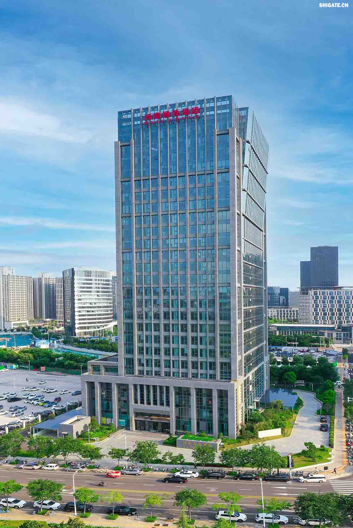 111.jpg 河南鋼鐵集團鄭州總部    河南鋼鐵集團有限公司（以下簡稱河南鋼鐵集團）2023年3月1日注冊成立，注冊資本為人民幣200億元，旗下有安鋼股份公司、周口鋼鐵公司（周鋼）、洛陽銅加工集團、舞陽礦業(yè)公司等子企業(yè)。薄學(xué)斌同志任董事長。河南鋼鐵集團是省委、省政府為推動全省鋼鐵產(chǎn)業(yè)轉(zhuǎn)型提質(zhì)、結(jié)構(gòu)調(diào)整和布局優(yōu)化，而作出的重大決策。河南鋼鐵集團的核心企業(yè)安鋼始建于1958年，是新中國第一批重點建設(shè)的鋼鐵企業(yè)，為河南經(jīng)濟社會發(fā)展作出了不可磨滅的歷史性貢獻。2023年12月，洛陽銅加工集團有限責(zé)任公司加入集團大家庭，開啟了全省鋼鐵、有色產(chǎn)業(yè)融合發(fā)展新征程；2024年7月，集團進入省管重要骨干企業(yè)序列，肩負起帶動全省鋼鐵產(chǎn)業(yè)轉(zhuǎn)型提質(zhì)、結(jié)構(gòu)調(diào)整、布局優(yōu)化和推進全省鋼鋁銅鎂融合發(fā)展的重要使命。  新的歷史時期，河南鋼鐵集團深入學(xué)習(xí)貫徹習(xí)近平總書記關(guān)于建設(shè)現(xiàn)代化產(chǎn)業(yè)體系的重要論述，主動扛起引領(lǐng)帶動全省鋼鐵產(chǎn)業(yè)和有色產(chǎn)業(yè)高質(zhì)量發(fā)展的責(zé)任擔當，明確了今后一個時期“1356”發(fā)展格局，構(gòu)畫了未來發(fā)展的大方向、大路子。按照“穩(wěn)住基本盤、邁向中高端、搶占新賽道”的發(fā)展路徑和“一年打基礎(chǔ)、三年上臺階、五年創(chuàng)一流”階段目標，堅持高端化、智能化、綠色化，向特鋼轉(zhuǎn)型，向先進合金材料轉(zhuǎn)型，著力打造效益一流、產(chǎn)品一流、技術(shù)一流、品牌一流、環(huán)境一流、管理一流，營業(yè)收入、資產(chǎn)規(guī)模均達千億級，具有國際影響力、國內(nèi)一流競爭力、區(qū)域最強帶動力的現(xiàn)代化冶金產(chǎn)業(yè)集團。