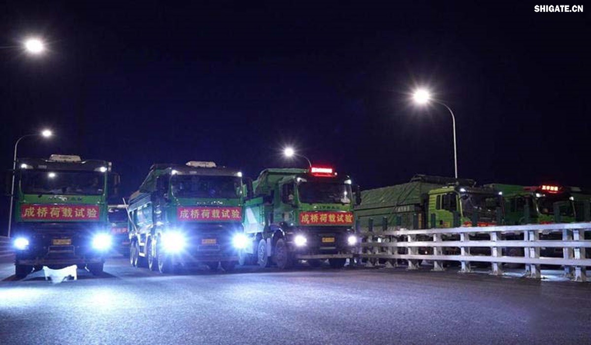 6月16日22時(shí)，世界最大跨度斜拉橋——常泰長(zhǎng)江大橋燈火通明，車(chē)聲轟鳴，一場(chǎng)通車(chē)前的“極限挑戰(zhàn)”正緊張進(jìn)行。30輛總重達(dá)1200噸的四軸加載車(chē)，分批列隊(duì)駛上橋面預(yù)先劃定的停靠點(diǎn)，并由提前布置在橋梁各關(guān)鍵部位的869個(gè)傳感器開(kāi)展實(shí)時(shí)監(jiān)測(cè)，采集測(cè)試數(shù)據(jù)。由此，大橋跨江公鐵合建段主橋橋梁荷載試驗(yàn)全面啟動(dòng)。    AA1GQ79M.jpg    這次荷載試驗(yàn)覆蓋范圍具體包括1座主跨1208米斜拉橋、2座主跨388米鋼桁拱專(zhuān)用航道橋、1座非通航道孔橋以及南北兩座引橋，共設(shè)計(jì)119個(gè)靜載工況和111個(gè)動(dòng)載工況。其中，最大對(duì)稱(chēng)靜力加載工況將動(dòng)用110輛四軸加載車(chē)，總重達(dá)4400噸。試驗(yàn)將持續(xù)一周，分五個(gè)階段進(jìn)行。試驗(yàn)首日在錄安洲非通航孔橋和常州側(cè)公鐵合建段引橋?qū)嵤? 常泰長(zhǎng)江大橋是連通常州與泰興的跨江通道，是長(zhǎng)江上首座集高速公路、城際鐵路和普通公路三種功能于一體的雙層復(fù)合型橋梁，計(jì)劃于今年年內(nèi)基本建成。它的上層為雙向六車(chē)道高速公路，下層為雙線城際鐵路和普通公路。如此復(fù)雜的結(jié)構(gòu)，如何確保它在未來(lái)百年服役中安全可靠？答案就藏在荷載試驗(yàn)中。    AA1GQduQ.jpg    荷載試驗(yàn)堪稱(chēng)橋梁通車(chē)前的“綜合大考”，是確保橋梁安全運(yùn)營(yíng)的“體檢報(bào)告”。江蘇省交通工程建設(shè)局常泰長(zhǎng)江大橋建設(shè)指揮部現(xiàn)場(chǎng)常務(wù)副指揮長(zhǎng)夏鵬飛介紹，“荷載試驗(yàn)是檢測(cè)橋梁結(jié)構(gòu)安全和承載能力的重要手段，通過(guò)科學(xué)的加載測(cè)試和數(shù)據(jù)采集分析，驗(yàn)證實(shí)際成橋狀態(tài)與理論設(shè)計(jì)的鍥合度，確保常泰長(zhǎng)江大橋運(yùn)營(yíng)安全?！笨紤]到大橋主體采用鋼結(jié)構(gòu)和鋼-混凝土組合結(jié)構(gòu)，為最大限度減少晝夜溫差對(duì)測(cè)試數(shù)據(jù)的影響，所有試驗(yàn)均安排在夜間實(shí)施。  通過(guò)一系列科學(xué)嚴(yán)謹(jǐn)?shù)暮奢d測(cè)試，這座世界級(jí)多功能大橋的實(shí)際性能將得到充分檢驗(yàn)，為常泰長(zhǎng)江大橋后續(xù)安全通車(chē)運(yùn)營(yíng)提供至關(guān)重要的數(shù)據(jù)支撐。