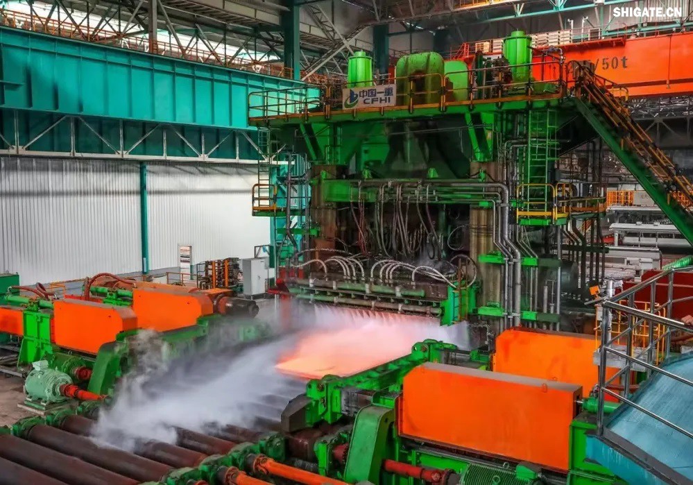 日前，河鋼集團舞鋼公司研發(fā)生產(chǎn)的最大厚度32mm的高性能X70Q管線鋼下線。該產(chǎn)品性能檢驗結(jié)果顯示，各項性能指標均達到國際領(lǐng)先水平，將替代進口，用于國內(nèi)某LNG公共管廊項目建設(shè)。  640.jpg  舞鋼堅定特鋼思路，堅持走好高端產(chǎn)品路線，緊跟客戶端、市場端需求進行品種開發(fā)，打造新的差異化優(yōu)勢，持續(xù)鞏固行業(yè)領(lǐng)先地位。在與該客戶對接的過程中，了解到客戶急需大厚度規(guī)格管線鋼，并對產(chǎn)品拉伸與落錘性能都提出了較高要求。  針對該產(chǎn)品生產(chǎn)難度大、交貨期緊張的實際情況，舞鋼高端產(chǎn)品攻關(guān)團隊為客戶制定專屬的生產(chǎn)供貨方案，贏得了客戶認可。研發(fā)過程中，舞鋼通過多次試驗論證，精心設(shè)計工藝，在冶煉環(huán)節(jié)優(yōu)化調(diào)整鋼種成分，在軋鋼環(huán)節(jié)新增2項軋制要點，嚴格把控過程質(zhì)量，最終攻克了該類大厚度鋼板的屈強比、落錘性能難以保證的行業(yè)性技術(shù)難題，確保了鋼板各項技術(shù)指標均優(yōu)于客戶要求，達到國際領(lǐng)先水平。