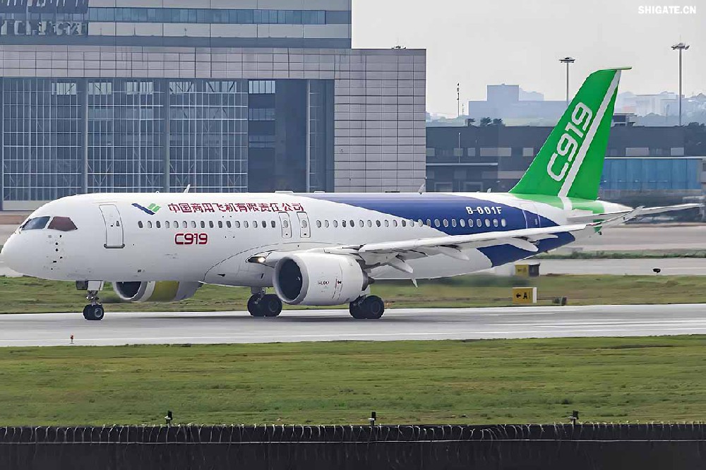 12月9日，國產(chǎn)大飛機C919的全球首家用戶東航，正式接收首架C919飛機，標志著國產(chǎn)大飛機邁出市場運營的“第一步”，也標志著中國民航運輸市場首次擁有中國自主研發(fā)的噴氣式干線飛機。  消息傳來，河鋼集團干部職工倍感振奮。因為，國產(chǎn)大飛機工程也凝聚了河鋼干部職工的心血和汗水，見證了河鋼人的獨特貢獻。河鋼自主研發(fā)的390mm大厚度調(diào)質(zhì)鋼20MnNiMo，填補國內(nèi)空白，用于大飛機項目的核心設(shè)備——世界最大的8萬噸級模鍛壓機制造，為國產(chǎn)大飛機提供堅強的鋼鐵支撐。    建功大國重器  航空模鍛件是飛機的“鋼脊鐵翅”，需要大型的模鍛設(shè)備才能高質(zhì)量批量鍛制。在中國制造大型模鍛壓機之前，僅有美國、俄羅斯、法國3個國家有類似設(shè)備，最大鍛造等級為俄羅斯的7.5萬噸級。  2003年，我國啟動重型模鍛壓機論證，組成專家隊伍開始研制世界最大的8萬噸級大型模鍛壓機。正是該項目的啟動，讓河鋼與國產(chǎn)大飛機結(jié)下不解之緣。  制造模鍛壓機機架所用頂級鋼板——大厚度調(diào)質(zhì)鋼20MnNiMo，是該裝備中生產(chǎn)難度最大的鋼種，內(nèi)部致密度、純潔度、機械性能及平直度等各項標準要求極高，且由于鋼板大單重、大厚度，其表面質(zhì)量、性能合格率、探傷合格率極難保證，生產(chǎn)難度很大。此前，國內(nèi)沒有廠家能夠生產(chǎn)，國外進口同類鋼板每噸價格高達8萬元。  “為國造好鋼，建功大國重器。助力大飛機制造，河鋼人義不容辭！”2009年2月，接到任務(wù)的河鋼集團舞鋼公司（以下簡稱舞鋼）立即組織技術(shù)人員開展專項攻關(guān)，先后解決了鋼板內(nèi)部金屬致密度純潔度、鋼板表面質(zhì)量、鋼板熱處理機械性能、鋼板平直度等多項重大技術(shù)難題。  經(jīng)過6個多月的攻堅克難，2009年7月，總量為82塊、2348噸的390mm大厚度調(diào)質(zhì)鋼20MnNiMo全部生產(chǎn)完畢并成功交付。產(chǎn)品各項性能均超出國外同類產(chǎn)品標準，完全能夠滿足使用要求，價格卻遠遠低于同類進口產(chǎn)品，鋼板全部高質(zhì)量按期交貨，獲得高度評價。  2013年4月，8萬噸級大型模鍛壓機建成投產(chǎn)。這臺總高42米、總重2.2萬噸的世界最大模鍛壓機，最大模鍛壓制力可達1000MN，壓機尺寸、整體質(zhì)量和最大單件重量均為世界之首，僅用3分半鐘便可制作一個飛機起落架，將我國高端重大裝備的制造能力托舉到國際頂級水平。  2015年11月2日，由8萬噸大型模鍛壓機生產(chǎn)出的首款新一代噴氣式干線客機C919，面向全球公開亮相，壓機尺寸、整體質(zhì)量和最大單件重量均為世界之首。    研發(fā)“爭氣鋼”  在河鋼人心中，為國產(chǎn)大飛機項目關(guān)鍵設(shè)備自主研發(fā)“爭氣鋼”，是一份舍我其誰的光榮和信任，更是一份為國爭光的使命和責任。秉持著這樣的認識和定位，舞鋼技術(shù)人員充分發(fā)揮技術(shù)優(yōu)勢，通力協(xié)作、密切配合，圓滿完成390mm大厚度調(diào)質(zhì)鋼20MnNiMo研制任務(wù)。大厚度調(diào)質(zhì)鋼20MnNiMo的研發(fā)過程中，煉鋼過程是關(guān)鍵環(huán)節(jié)之一?！坝捎?90毫米厚的大飛機用調(diào)質(zhì)鋼20MnNiMo要求內(nèi)部致密度、潔凈度、調(diào)質(zhì)后機械性能等各項標準都非常高，在一煉鋼環(huán)節(jié)，生產(chǎn)高品質(zhì)的合格電渣錠熔煉母材——優(yōu)質(zhì)20MnNiMo連鑄坯是基礎(chǔ)?！弊鳛槲桎撾娫厝奂夹g(shù)的首批研發(fā)者、參與者、見證者，舞鋼一檔技術(shù)主管畢殿閣談及該鋼的研發(fā)記憶猶新，“在此之前，20MnNiMo鋼種從未在舞鋼一煉鋼1900mm連鑄機生產(chǎn)線上生產(chǎn)過。”  據(jù)畢殿閣介紹，由于高鎳高鉬連鑄坯易產(chǎn)生裂紋，生產(chǎn)困難不可想象。但大飛機項目作為國家一項重大項目，“建功大國重器”激發(fā)了職工們的榮耀感和使命感，舞鋼為此專門成立了攻關(guān)隊，并制定了一系列激勵措施，全力以赴挑戰(zhàn)極限，克服了一切不可預(yù)見的困難。  連鑄車間從控制澆注鋼水過熱度、調(diào)整鑄機二冷水參數(shù)、調(diào)整鑄機澆注拉速等，一項一項消除可能造成澆注失敗的不利因素，成功研發(fā)出了針對20MnNiMo鋼種的澆注工藝，并保證了鋼坯成功澆注。在電渣重熔環(huán)節(jié)，創(chuàng)新渣系的研究與開發(fā)以及熔速、冷卻制度，確保電渣爐的生產(chǎn)順行和電渣錠內(nèi)部質(zhì)量。  20MnNiMo鋼板軋制環(huán)節(jié)，更是困難重重，最大的難關(guān)莫過于鋼板表面質(zhì)量及板型軋制攻關(guān)。  今年50歲的“河鋼工匠”、舞鋼軋鋼首批高級作業(yè)師任亞強是當時20MnNiMo軋制攻關(guān)團隊的主操手。“當時是20MnNiMo鋼板的國內(nèi)首次生產(chǎn)，我們必須要精心操作、精準控制，努力實現(xiàn)‘國內(nèi)首創(chuàng)’優(yōu)秀成果?！睘榇?，任亞強連續(xù)半個月堅守在崗位上，并通過自己的觀察、思考，提出在軋制中對留尾、展寬及道次壓下量進行優(yōu)化，改善鋼板平直度，在終軋道次采用低速大壓下規(guī)程軋制的工藝改進方案。方案實施后，攻克了該鋼表面不允許有任何缺陷，平直度不超過6mm/米的行業(yè)軋制技術(shù)難題，圓滿完成該鋼種的軋制任務(wù)。  “人隨鋼走”是研發(fā)團隊成員、舞鋼科技部核電鋼研究所主管工程師張萌工作狀態(tài)的寫照。那段時間里，他日夜跟蹤生產(chǎn)，從煉鋼到軋鋼，采集記錄數(shù)據(jù)，為各環(huán)節(jié)的技術(shù)升級積淀原始依據(jù)。  為攻克該類大厚度鋼板內(nèi)部性能易波動行業(yè)難題，他和同事輪流在生產(chǎn)現(xiàn)場熬夜，實在困了就趴在桌子邊打個盹兒。經(jīng)過反復(fù)研究、試驗，他們最終找出了問題原因，根據(jù)試驗數(shù)據(jù)三次對工藝進行技術(shù)升級，得到了最優(yōu)工藝方案，也為后續(xù)其他品種電渣鋼的研發(fā)打下基礎(chǔ)。在鋼板熱處理工序，專門對一軋鋼的車底式爐進行技術(shù)升級攻關(guān)，保證了390mm厚、5米多長的鋼板熱處理冷卻后的性能穩(wěn)定；他們創(chuàng)新鋼板壓平工藝，攻克了鋼板的平直度難以控制的技術(shù)難題。  回憶那段難忘的研制經(jīng)歷，張萌動情地說：“在熱處理環(huán)節(jié)，面對著數(shù)百度的輻射高溫，我們的職工們一只胳膊擋住被烤得生疼的臉，另一只胳膊湊近鋼板去放墊塊。正是經(jīng)受住這樣的‘烤’驗，和精細到每一個環(huán)節(jié)的全方位過程控制，才讓我們收獲了來之不易的研發(fā)碩果?！?   點亮河鋼品牌  390mm大厚度調(diào)質(zhì)鋼20MnNiMo的成功研制，為舞鋼積淀了豐厚的技術(shù)優(yōu)勢——“大飛機項目用390mm厚20MnNiMo鋼板的研制開發(fā)”技術(shù)成果榮獲中國鋼鐵工業(yè)協(xié)會、中國金屬學會和河北省冶金科學技術(shù)獎；電渣重熔技術(shù)成為舞鋼當前的“王牌技術(shù)”之一，電渣重熔水電鋼S500Q、S550Q最大厚度達到285mm厚度，在國內(nèi)獨占鰲頭；核電鋼Q345D國標一級探傷要求380mm厚度規(guī)格品質(zhì)國內(nèi)首屈一指……以研發(fā)國家重大工程急需鋼材為己任，舞鋼在全面對接高端市場、服務(wù)國家重大工程中，實現(xiàn)了產(chǎn)品競爭力的快速提升。  在航空航天用鋼領(lǐng)域，舞鋼為中國首次載人航天飛行及天宮一號、神舟九號和長征二號F的研制配套做出了突出貢獻。同時，在水電、核電、石油化工煤化工、海洋工程、高層建筑、橋梁等用鋼諸多領(lǐng)域，均發(fā)揮了關(guān)鍵性作用。  舞鋼的產(chǎn)品創(chuàng)新研發(fā)，是河鋼持續(xù)推進客戶結(jié)構(gòu)、產(chǎn)品結(jié)構(gòu)“兩個結(jié)構(gòu)優(yōu)化”的縮影。近年來，河鋼大力培育行業(yè)第一、唯一，加快在超高強汽車鋼、覆膜家電板、海工鋼等領(lǐng)域打造更多“單打冠軍”。  研制開發(fā)的船用LNG低溫奧氏體型高錳鋼、超厚加釩鉻鉬鋼板、特殊功能鋅鋁鎂涂層等30余個新產(chǎn)品填補國內(nèi)空白。核電用鋼、海洋工程用鋼、鍋爐及壓力容器用鋼、高強抗震鋼筋等產(chǎn)品國內(nèi)第一品牌優(yōu)勢更加凸顯……  如今，河鋼定制研發(fā)的一系列高端產(chǎn)品廣泛應(yīng)用于港珠澳大橋、“華龍一號”核電站、“天眼”工程、奧運工程、國產(chǎn)大飛機、極地重載運輸船、航空航天等系列重大科技和工程項目，在鑄就“大國重器”中彰顯了河鋼品牌的力量與擔當。