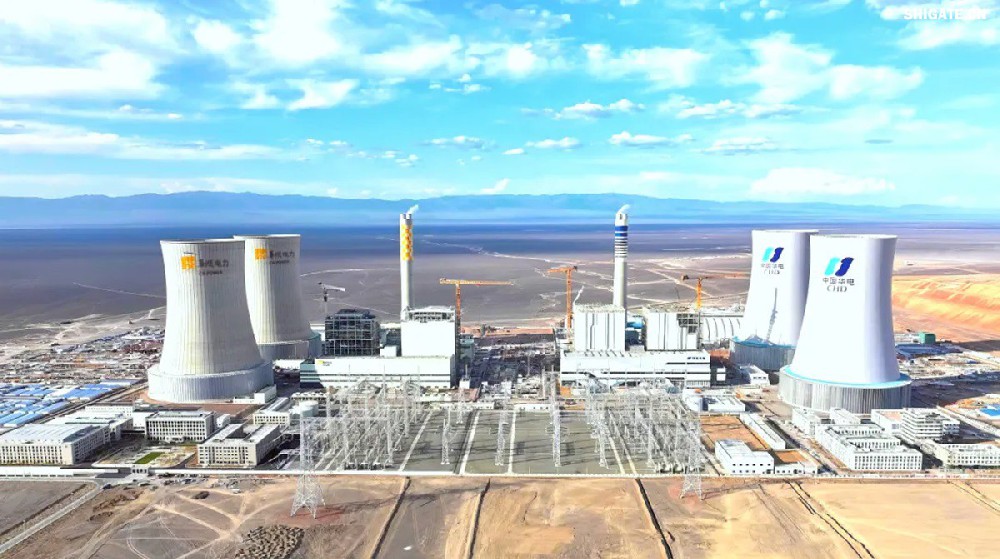 9月4日，我國首個“沙戈荒”新能源外送基地——新疆華電哈密2×100萬千瓦煤電項目建成投產(chǎn)，經(jīng)過為期半個多月試運行，狀況良好。在該項目建設過程中，河鋼集團舞鋼公司高端容器鋼板替代進口，獨家用于項目所需國內(nèi)首批100萬千瓦高效超超臨界純?nèi)夹陆邏A煤鍋爐等核心設備的制作，為國家重點新能源項目建設作出突出貢獻。    新疆華電哈密2×100萬千瓦煤電項目是國家十四五重點能源項目，新疆天山北麓戈壁能源基地重要組成部分，也是我國首個“沙戈荒”新能源外送基地首批機組和“疆電入渝”首批電源項目。新疆天山北麓戈壁能源基地通過“風光火熱儲一體化”模式，推動新能源高比例外送，對優(yōu)化電力資源配置、促進區(qū)域協(xié)調(diào)發(fā)展具有重要意義。    640.jpg     河鋼集團舞鋼公司依靠科技創(chuàng)新和技術進步，不斷提升核心競爭力。圍繞市場和客戶需求，在產(chǎn)品創(chuàng)新上下足功夫，做到研發(fā)一代、生產(chǎn)一代、儲備一代，加快鋼鐵產(chǎn)品由“原料級”向“材料級”轉(zhuǎn)變，不斷提升產(chǎn)品價值和客戶服務能力。針對項目方要樹立“戈壁綠電新標桿”的理念，河鋼集團舞鋼公司與參建單位聯(lián)合，為其生產(chǎn)項目核心關鍵設備提供所需鋼板。在生產(chǎn)過程中，科技人員創(chuàng)新工藝，在冶煉、軋鋼環(huán)節(jié)增加3項附加要求，嚴格跟蹤工藝執(zhí)行，攻克了鋼板表面質(zhì)量易波動等行業(yè)難題，確保了鋼板各項指標完全滿足客戶需求并按期交付。    新疆華電哈密2×100 萬千瓦煤電項目是國家“十四五” 重點能源項目，也是“疆電入渝”工程的重要配套電源。項目位于哈密三塘湖戈壁腹地，規(guī)劃裝機容量200萬千瓦。江西水電承建了該項目輸煤系統(tǒng)建筑安裝工程，包括輸煤棧橋、轉(zhuǎn)運站、碎煤機室等關鍵設施。自2024年4月開工以來，面對施工現(xiàn)場自然環(huán)境惡劣和緊張工期等諸多不利因素，江西水電項目團隊齊心協(xié)力、迎難而上，精心組織、科學管理，統(tǒng)籌抓好安全、質(zhì)量和進度，全力推動項目建設，確保了輸煤系統(tǒng)全線設備安裝、調(diào)試工作順利完成，為機組燃煤供應提供了可靠保障，為首臺機組投產(chǎn)奠定了堅實基礎。    b1e903722c7a4f6b8aa0be1839829f67.jpg    在項目建設過程中，江西水電項目團隊始終堅持高標準、嚴要求，積極與各參建單位協(xié)同作戰(zhàn)，克服了一個又一個技術難題。特別是在1號機組順利通過168小時試運行后，項目團隊乘勝追擊，加快推進2號機組建設，僅用兩個月時間就實現(xiàn)了2號機組的投產(chǎn)，安全、優(yōu)質(zhì)、高效地完成了既定目標，實現(xiàn)年內(nèi)1號、2號機組雙投。    據(jù)了解，新疆華電哈密 2×100 萬千瓦煤電項目采用了國產(chǎn)高效超超臨界間接空冷燃煤機組，配套建設了封閉式煤場和210米高鋼結(jié)構間冷塔，具有顯著的技術優(yōu)勢和環(huán)保效益。投產(chǎn)后，該項目每年預計可向重慶輸送電力超360億千瓦時，并支撐建設1020萬千瓦新能源項目，每年新增綠電249億千瓦時，在保障能源供應的同時，為我國碳達峰碳中和目標的實現(xiàn)貢獻積極力量。