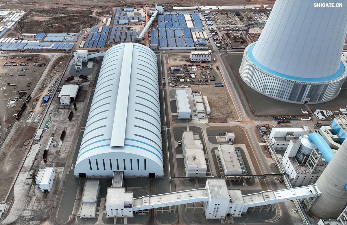 9月4日，我國首個“沙戈荒”新能源外送基地——新疆華電哈密2×100萬千瓦煤電項目建成投產(chǎn)，經(jīng)過為期半個多月試運行，狀況良好。在該項目建設過程中，河鋼集團舞鋼公司高端容器鋼板替代進口，獨家用于項目所需國內(nèi)首批100萬千瓦高效超超臨界純?nèi)夹陆邏A煤鍋爐等核心設備的制作，為國家重點新能源項目建設作出突出貢獻。    新疆華電哈密2×100萬千瓦煤電項目是國家十四五重點能源項目，新疆天山北麓戈壁能源基地重要組成部分，也是我國首個“沙戈荒”新能源外送基地首批機組和“疆電入渝”首批電源項目。新疆天山北麓戈壁能源基地通過“風光火熱儲一體化”模式，推動新能源高比例外送，對優(yōu)化電力資源配置、促進區(qū)域協(xié)調(diào)發(fā)展具有重要意義。    640.jpg     河鋼集團舞鋼公司依靠科技創(chuàng)新和技術進步，不斷提升核心競爭力。圍繞市場和客戶需求，在產(chǎn)品創(chuàng)新上下足功夫，做到研發(fā)一代、生產(chǎn)一代、儲備一代，加快鋼鐵產(chǎn)品由“原料級”向“材料級”轉(zhuǎn)變，不斷提升產(chǎn)品價值和客戶服務能力。針對項目方要樹立“戈壁綠電新標桿”的理念，河鋼集團舞鋼公司與參建單位聯(lián)合，為其生產(chǎn)項目核心關鍵設備提供所需鋼板。在生產(chǎn)過程中，科技人員創(chuàng)新工藝，在冶煉、軋鋼環(huán)節(jié)增加3項附加要求，嚴格跟蹤工藝執(zhí)行，攻克了鋼板表面質(zhì)量易波動等行業(yè)難題，確保了鋼板各項指標完全滿足客戶需求并按期交付。    新疆華電哈密2×100 萬千瓦煤電項目是國家“十四五” 重點能源項目，也是“疆電入渝”工程的重要配套電源。項目位于哈密三塘湖戈壁腹地，規(guī)劃裝機容量200萬千瓦。江西水電承建了該項目輸煤系統(tǒng)建筑安裝工程，包括輸煤棧橋、轉(zhuǎn)運站、碎煤機室等關鍵設施。自2024年4月開工以來，面對施工現(xiàn)場自然環(huán)境惡劣和緊張工期等諸多不利因素，江西水電項目團隊齊心協(xié)力、迎難而上，精心組織、科學管理，統(tǒng)籌抓好安全、質(zhì)量和進度，全力推動項目建設，確保了輸煤系統(tǒng)全線設備安裝、調(diào)試工作順利完成，為機組燃煤供應提供了可靠保障，為首臺機組投產(chǎn)奠定了堅實基礎。    b1e903722c7a4f6b8aa0be1839829f67.jpg    在項目建設過程中，江西水電項目團隊始終堅持高標準、嚴要求，積極與各參建單位協(xié)同作戰(zhàn)，克服了一個又一個技術難題。特別是在1號機組順利通過168小時試運行后，項目團隊乘勝追擊，加快推進2號機組建設，僅用兩個月時間就實現(xiàn)了2號機組的投產(chǎn)，安全、優(yōu)質(zhì)、高效地完成了既定目標，實現(xiàn)年內(nèi)1號、2號機組雙投。    據(jù)了解，新疆華電哈密 2×100 萬千瓦煤電項目采用了國產(chǎn)高效超超臨界間接空冷燃煤機組，配套建設了封閉式煤場和210米高鋼結(jié)構間冷塔，具有顯著的技術優(yōu)勢和環(huán)保效益。投產(chǎn)后，該項目每年預計可向重慶輸送電力超360億千瓦時，并支撐建設1020萬千瓦新能源項目，每年新增綠電249億千瓦時，在保障能源供應的同時，為我國碳達峰碳中和目標的實現(xiàn)貢獻積極力量。