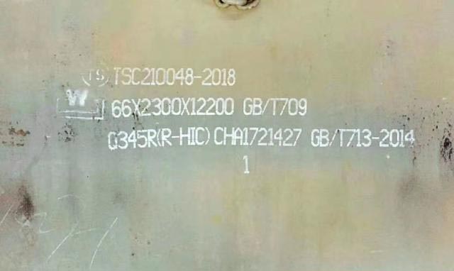 今年5月中旬，河鋼集團(tuán)舞鋼自主研發(fā)的195毫米厚Q345R（R-HIC）抗氫致開裂鋼板的首批360噸產(chǎn)品順利交付客戶，用于中東某客戶百萬噸級(jí)乙烯裂解裝置核心反應(yīng)器項(xiàng)目的高壓臨氫環(huán)境關(guān)鍵設(shè)備制造。此舉標(biāo)志著我國(guó)在特種壓力容器用鋼領(lǐng)域?qū)崿F(xiàn)重大突破，為全球石化裝備安全升級(jí)提供了“中國(guó)方案”。 為解決中東某客戶百萬噸級(jí)乙烯裂解裝置核心反應(yīng)器項(xiàng)目用鋼“零氫脆風(fēng)險(xiǎn)+全生命周期管理”等難題，舞鋼技術(shù)攻關(guān)團(tuán)隊(duì)根據(jù)多年積累的容器鋼研發(fā)經(jīng)驗(yàn)，不斷優(yōu)化生產(chǎn)工藝，采用超潔凈鋼冶煉、組織精準(zhǔn)調(diào)控、智能檢測(cè)體系等手段，在保證探傷合格的條件下，最終完成了大厚度、大單重的高端鋼板生產(chǎn)。  1749448588186650.jpg  舞鋼研發(fā)的Q345R（R-HIC）鋼板具有“抗氫+高韌+均質(zhì)”等優(yōu)良性能。該產(chǎn)品的成功研發(fā)，填補(bǔ)了我國(guó)超厚臨氫鋼的空白，其創(chuàng)新的氫陷阱調(diào)控技術(shù)還為國(guó)際同行提供了解決問題的全新方案。 隨著全球石化產(chǎn)業(yè)向低碳高效方向升級(jí)，舞鋼將持續(xù)深耕特種鋼材領(lǐng)域，建立“更純凈、更耐蝕、更智能”的產(chǎn)品矩陣，助力全球能源安全，讓中國(guó)鋼鐵成為高端裝備的“安全基石”。 （張培軍 柏光明）    《中國(guó)冶金報(bào)》（2025年06月06日 01版一版）